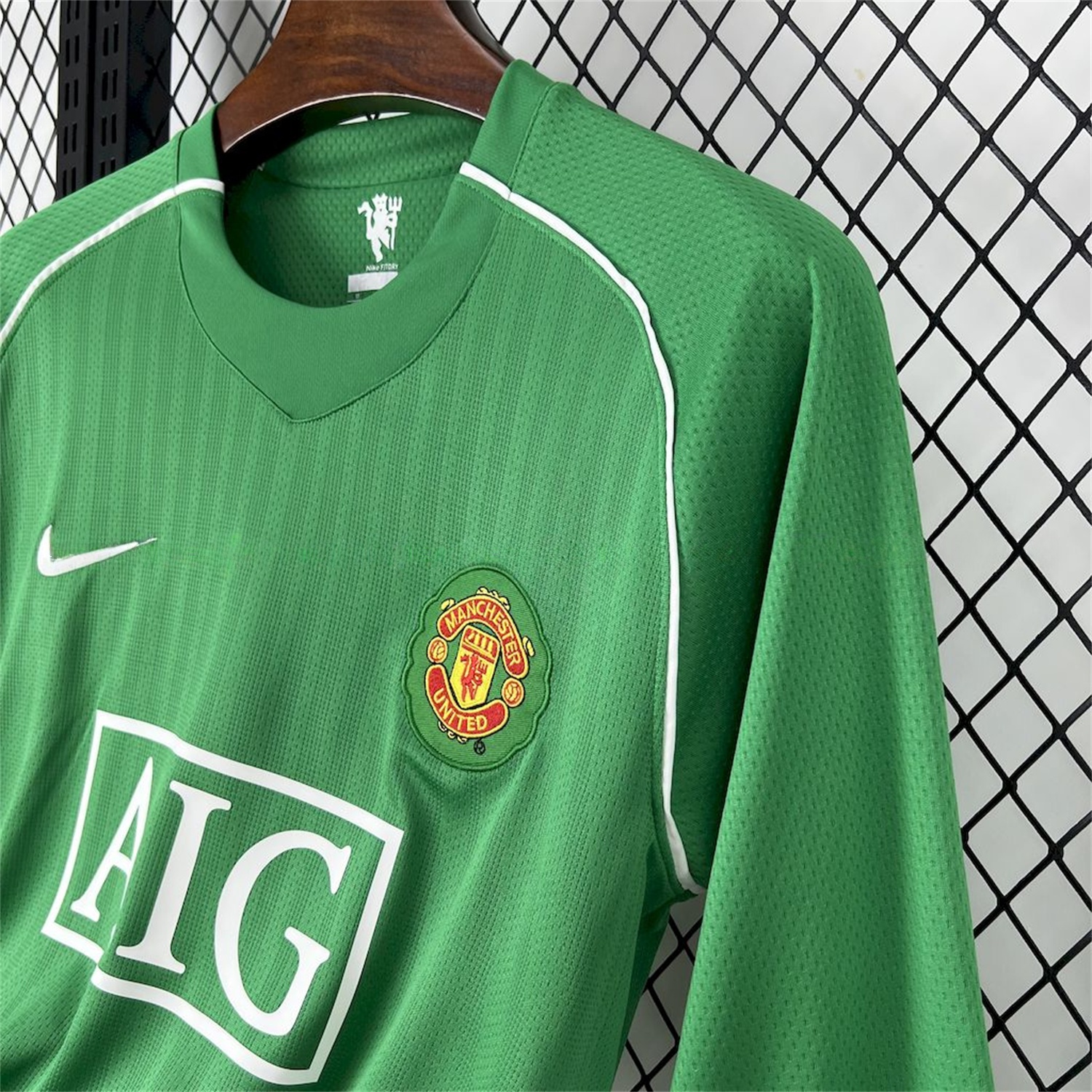 Retro Manchester United 2007-08 Green Goalkeeper Long Sleeves Jersey - UnitedFutballJersey