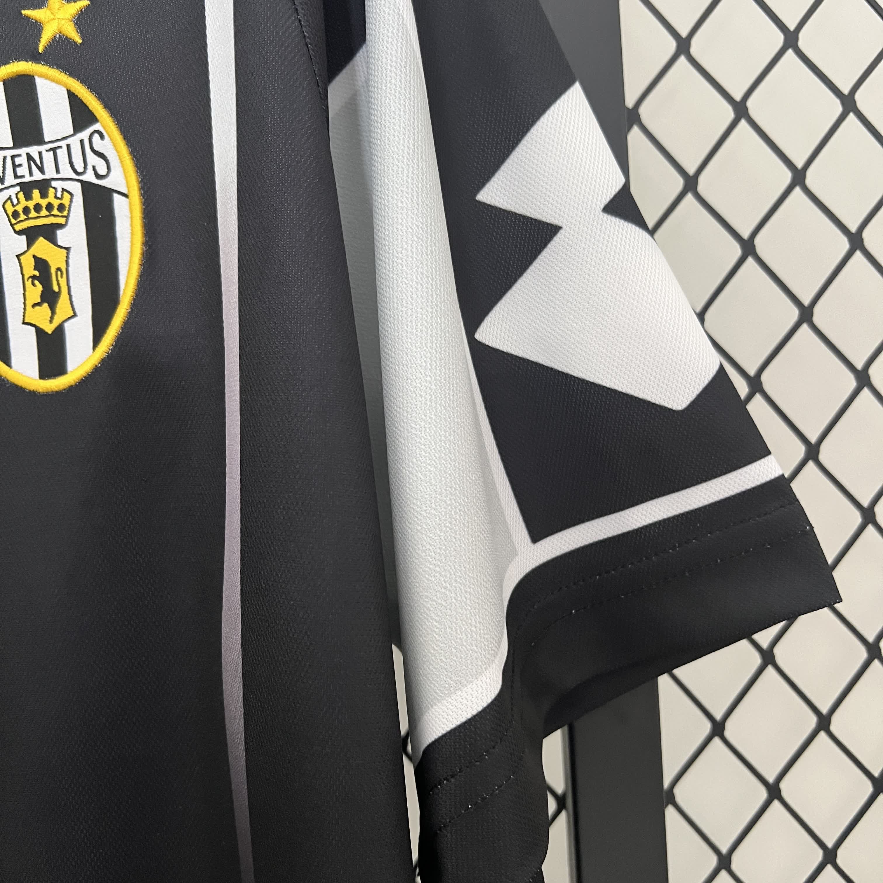 Retro Juventus 2000-01 Black Training Jersey - UnitedFutballJersey