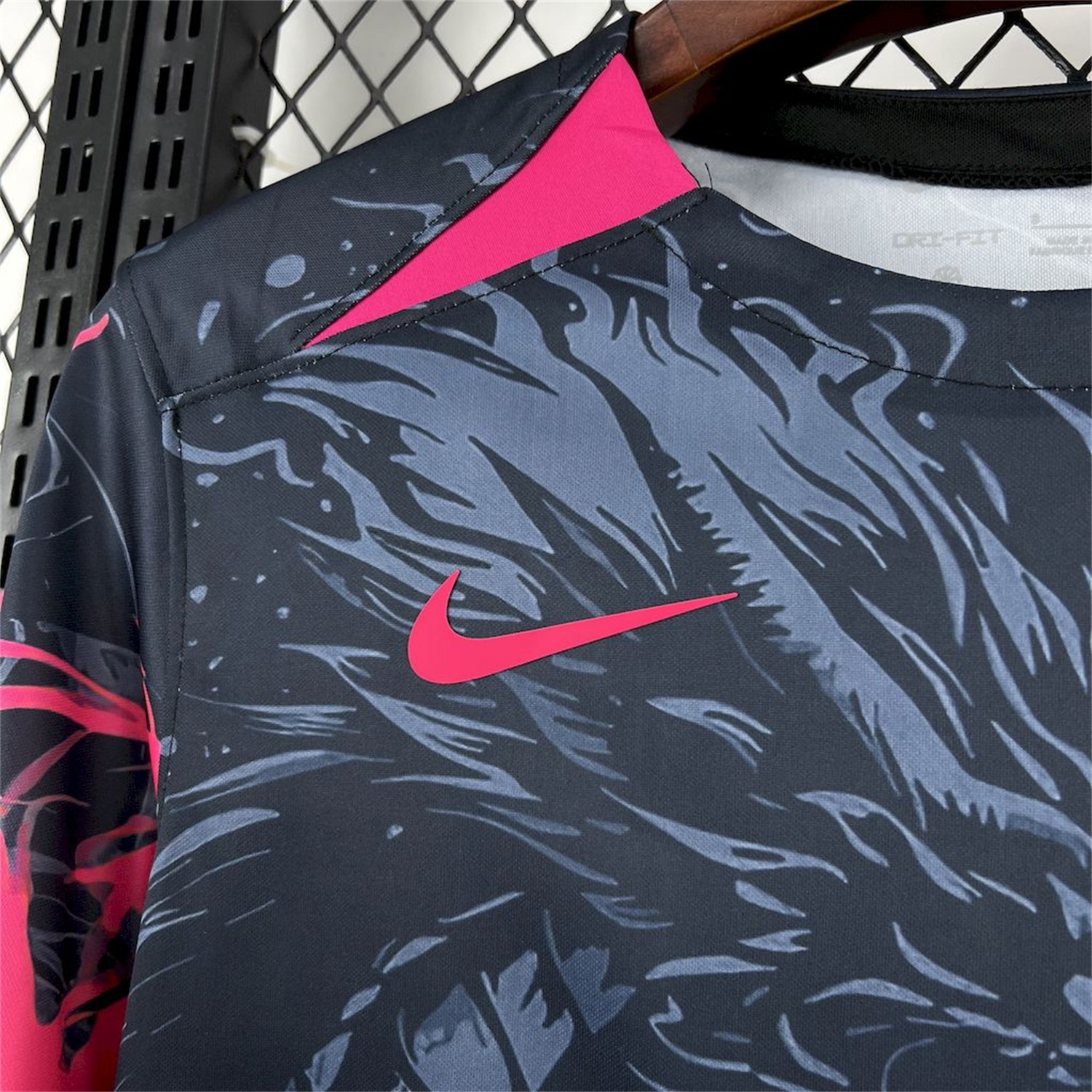 B.A.R.S.A 25-26 Pink & Black Dragon Black Special Jersey - Fans Version - UnitedFutballJersey