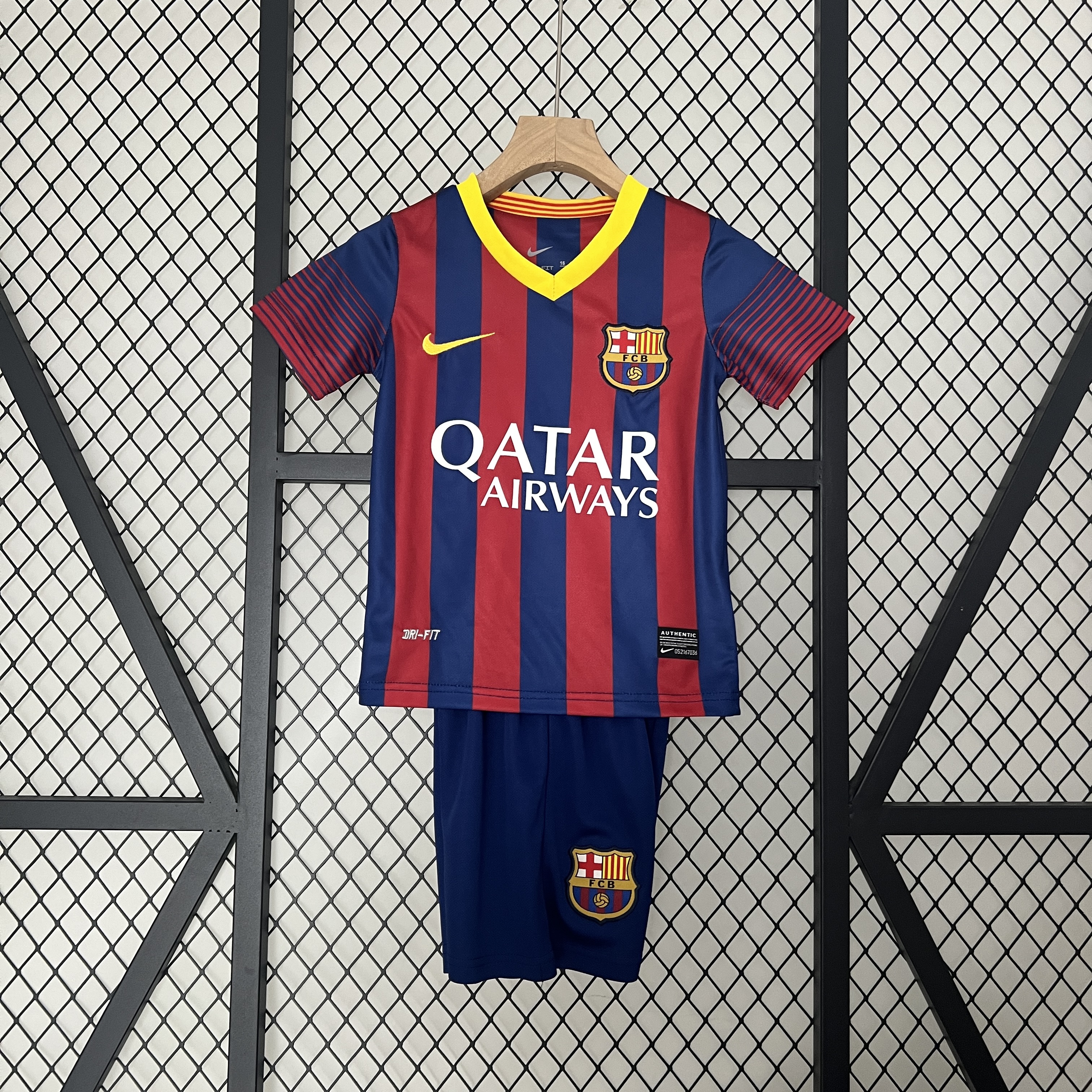 Retro Barcelona 2013-14 Home Stadium Kids Kit - UnitedFutballJersey