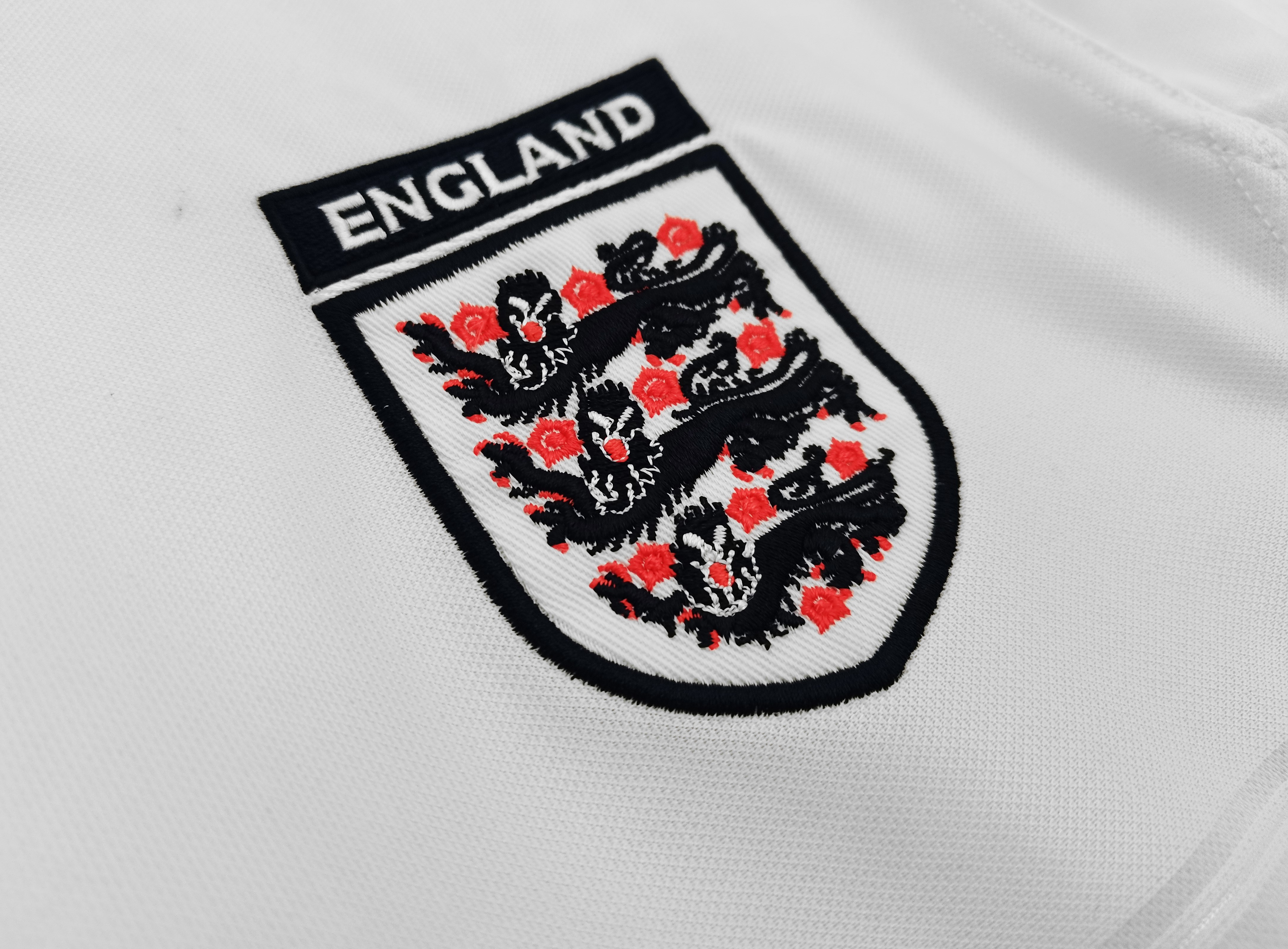 Retro England 2000 Home Stadium Jersey - UnitedFutballJersey