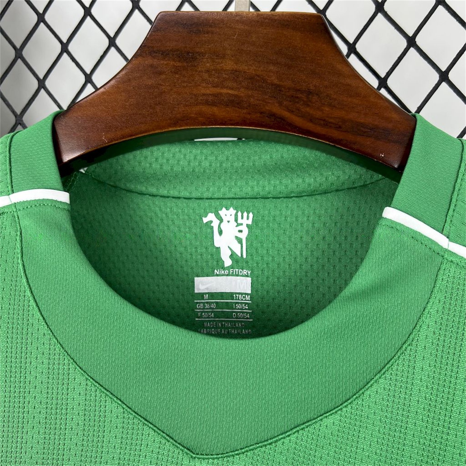 Retro Manchester United 2007-08 Green Goalkeeper Long Sleeves Jersey - UnitedFutballJersey