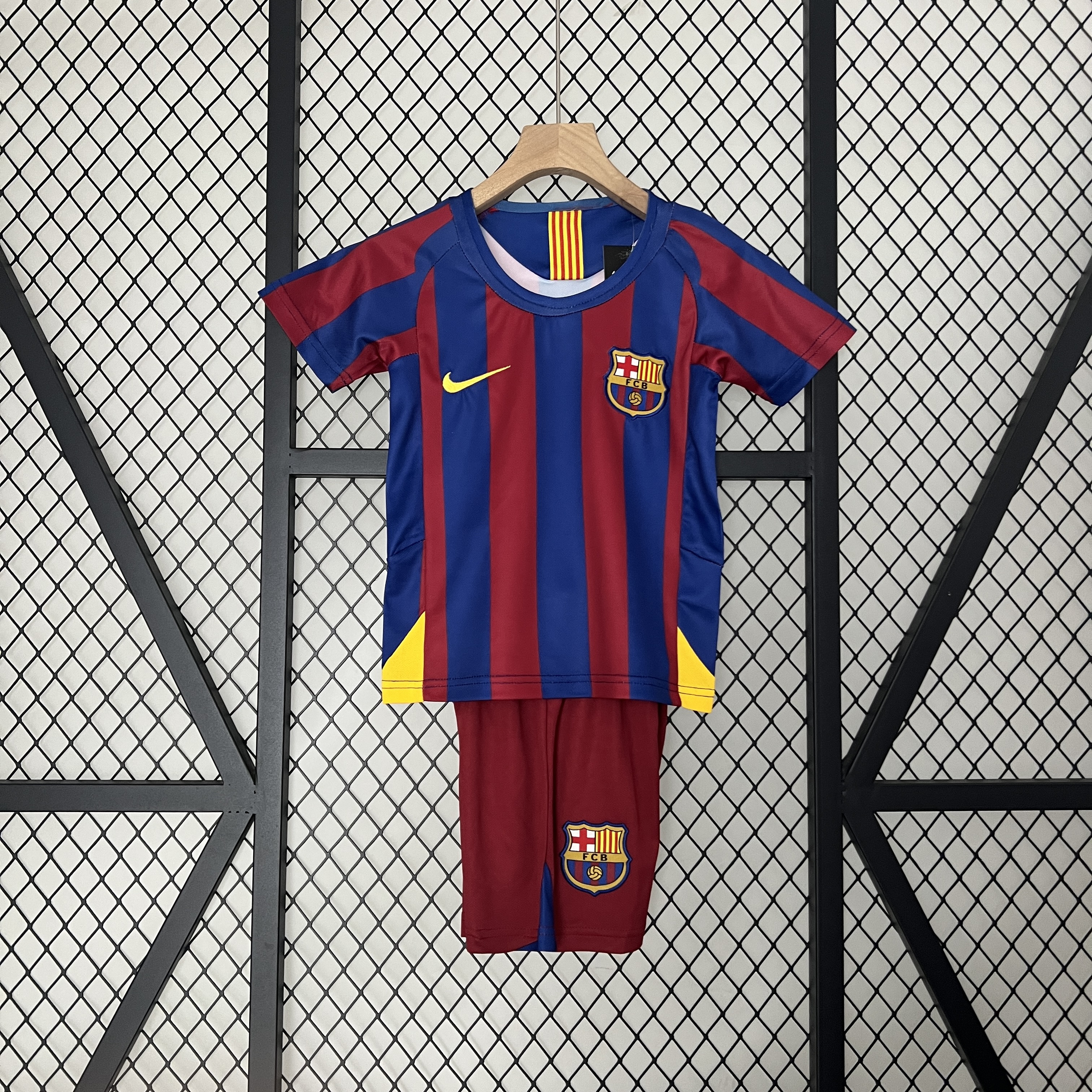 Retro Barcelona 2005-06 Home Stadium Kids Kit - UnitedFutballJersey