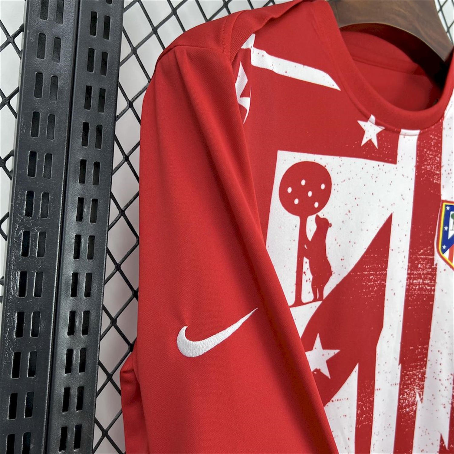 Atletico Madrid 25-26 Red White Stripes Pre-Match Training Long Sleeves Jersey - Fans Version - UnitedFutballJersey