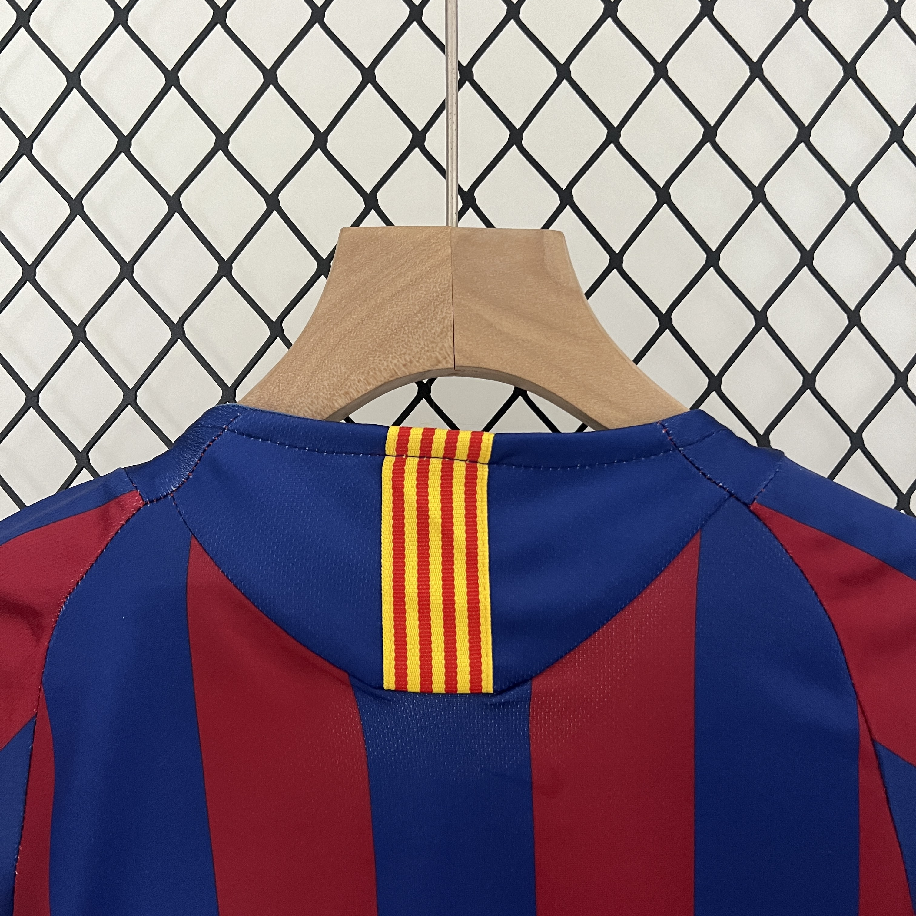 Retro Barcelona 2005-06 Home Stadium Kids Kit - UnitedFutballJersey