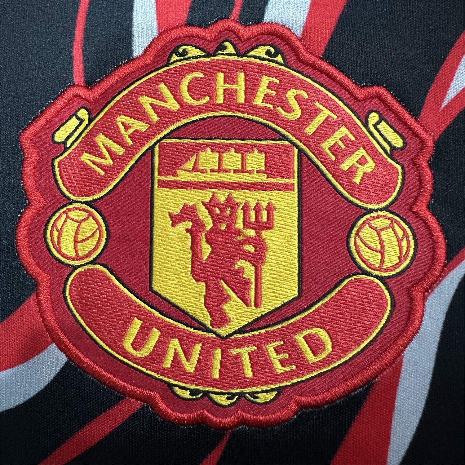 Manchester United 25-26 Black and Red Pre-Match Traning Jersey - Fans Version - UnitedFutballJersey