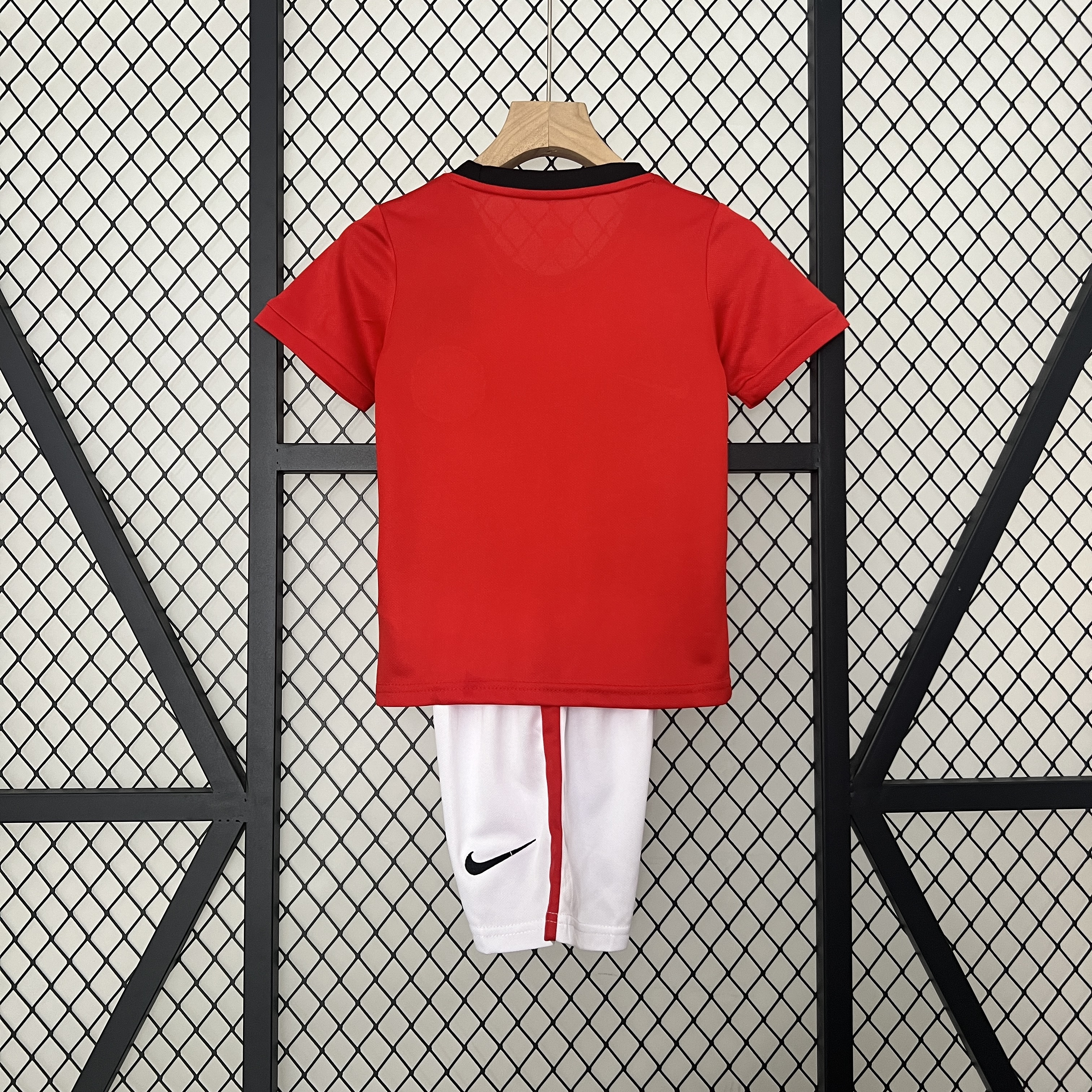 Manchester United Retro 2009-10 Home Stadium Kids Kit - UnitedFutballJersey