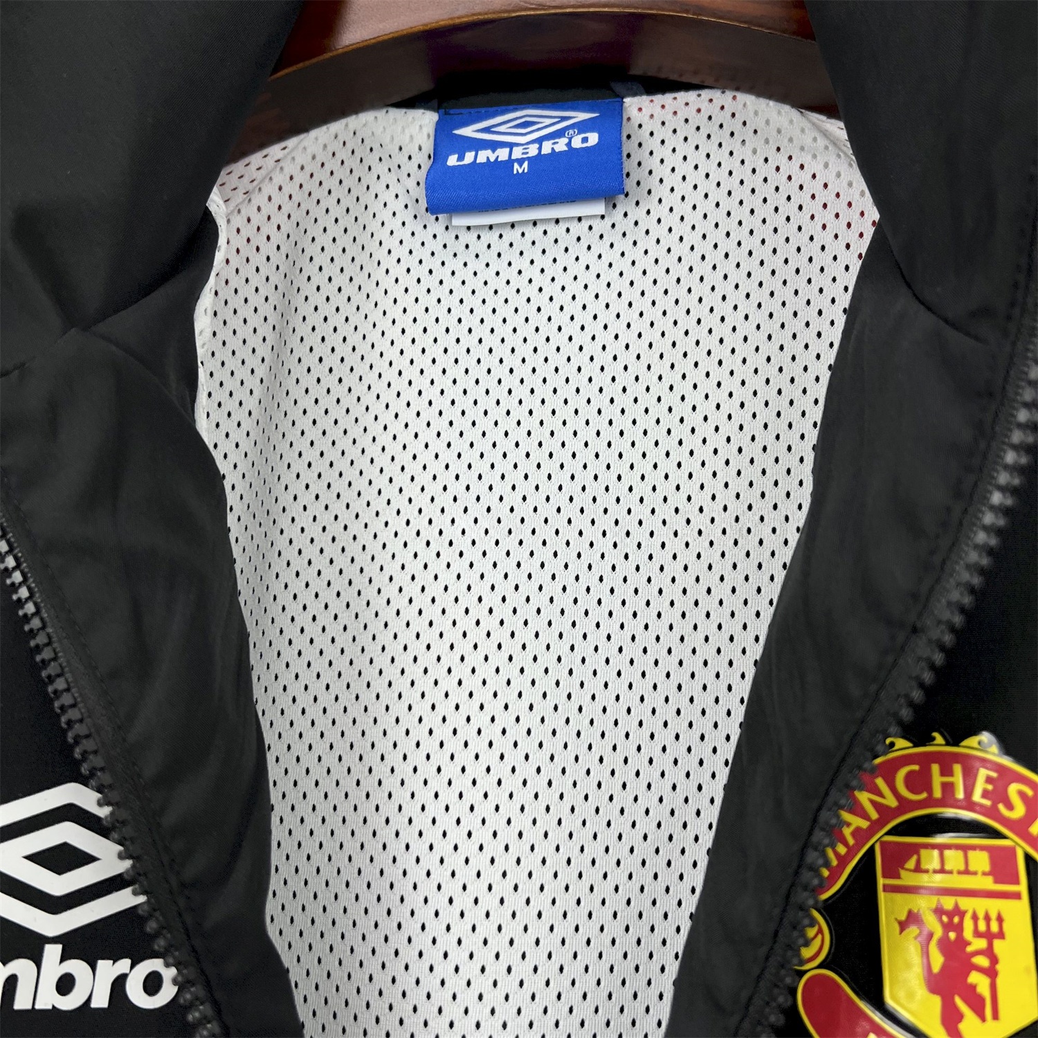 Manchester United Retro 1998-99 Throwback Windbreaker Jacket - Black and Red - UnitedFutballJersey