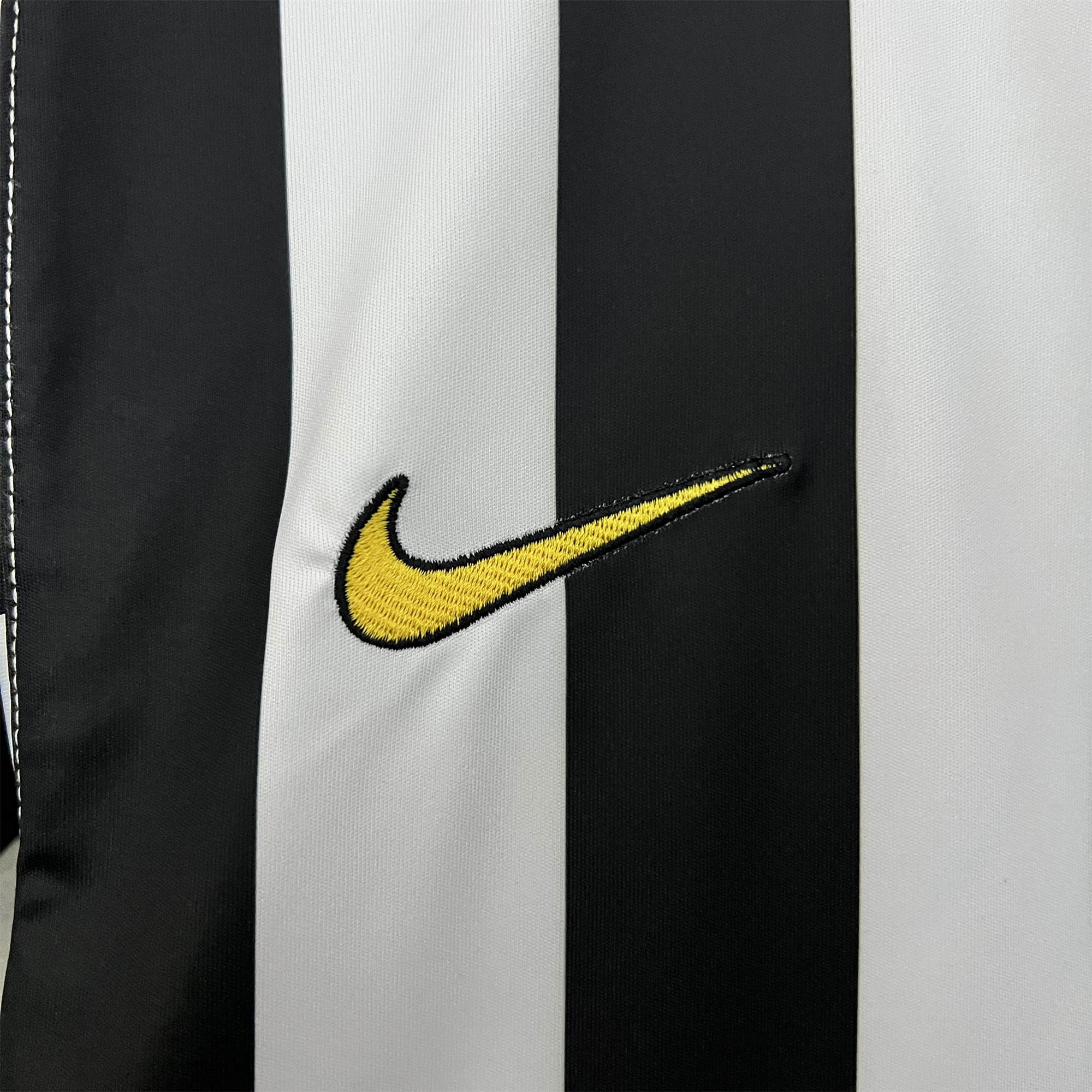 Retro Juventus 2003-04 Home Jersey - UnitedFutballJersey