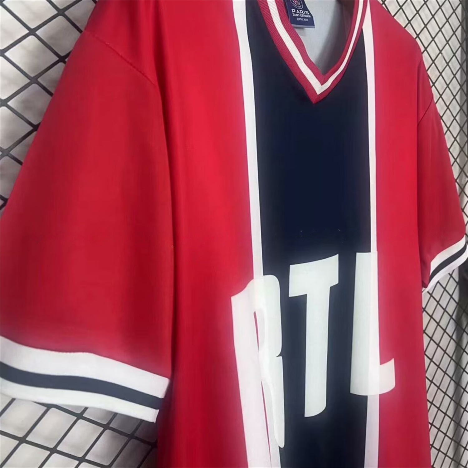 Retro Paris Saint-Germain PSG 1975 Away Jersey with Number 11 - UnitedFutballJersey