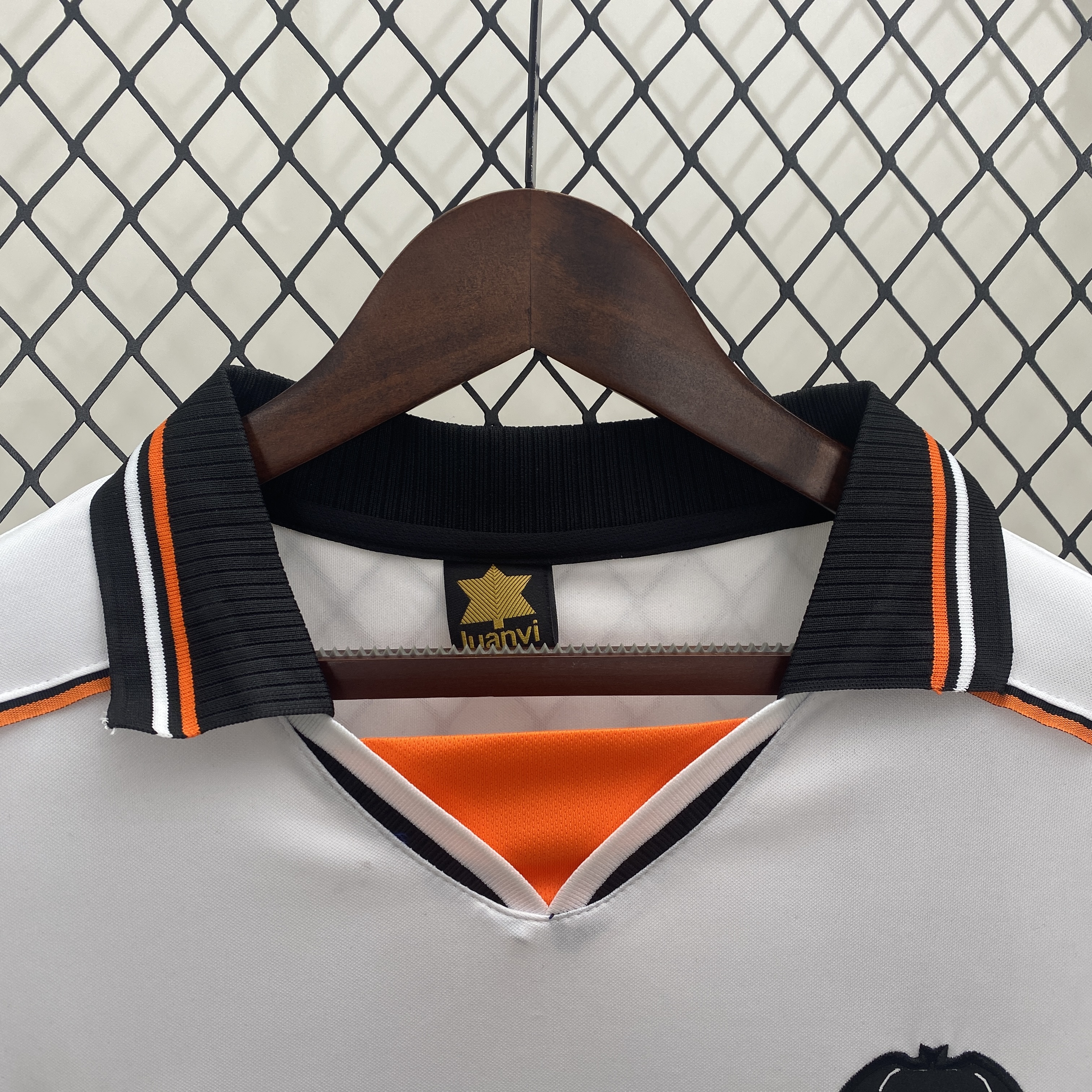 Retro Valencia 1999-00 Home Jersey - UnitedFutballJersey