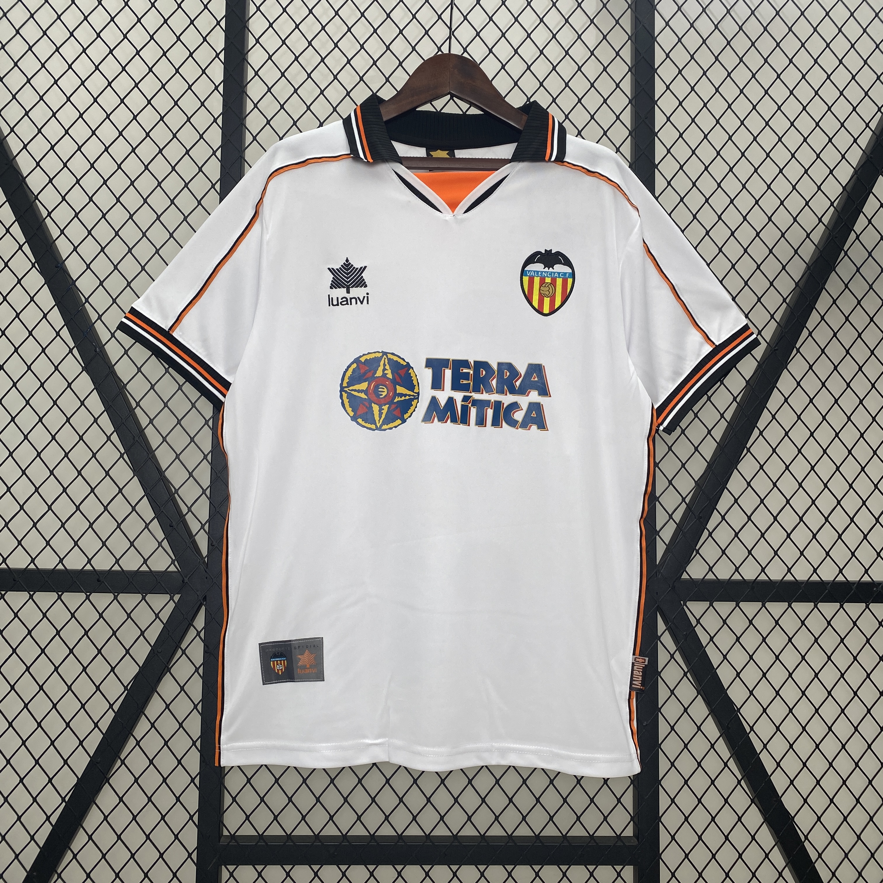 Retro Valencia 1999-00 Home Jersey - UnitedFutballJersey