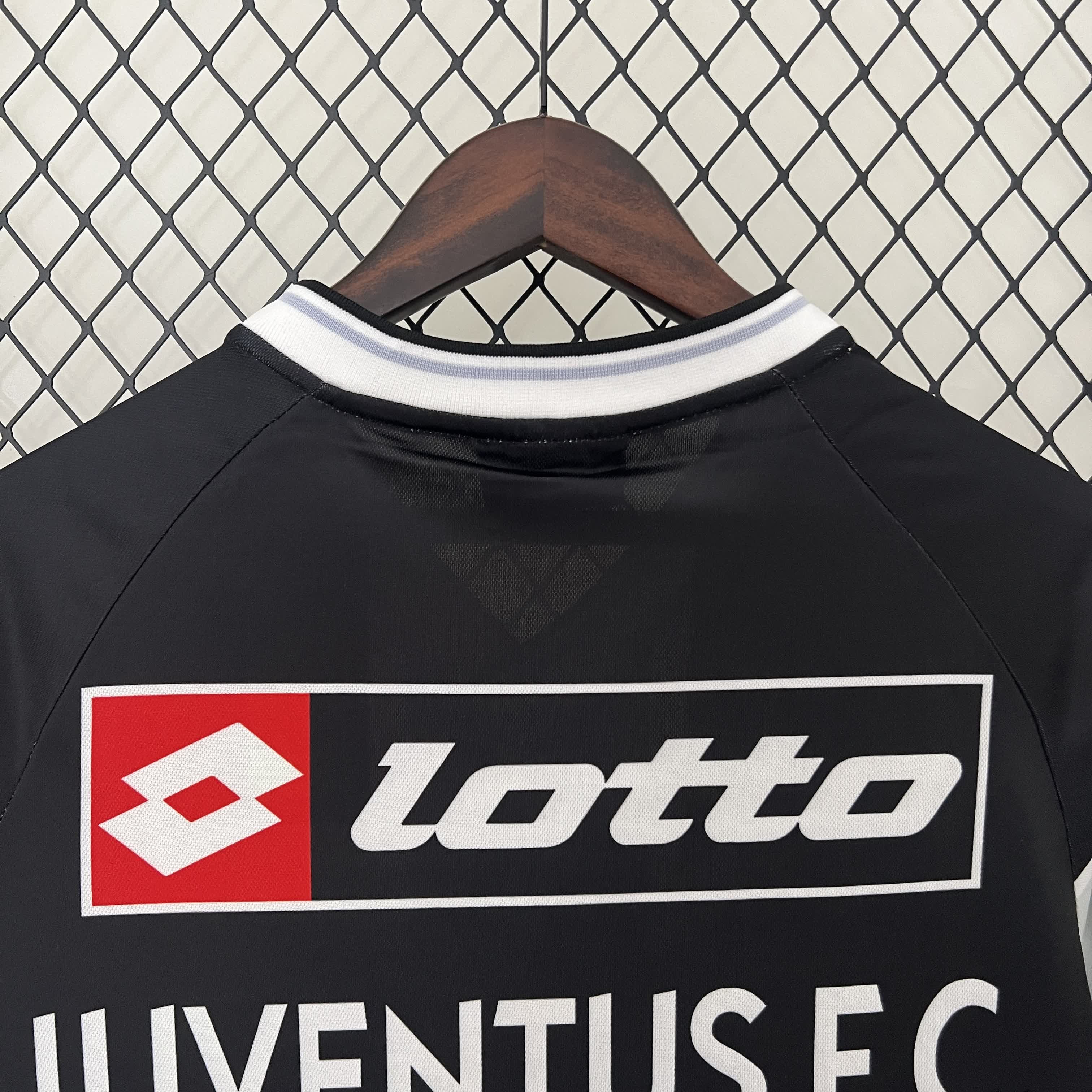 Retro Juventus 2000-01 Black Training Jersey - UnitedFutballJersey