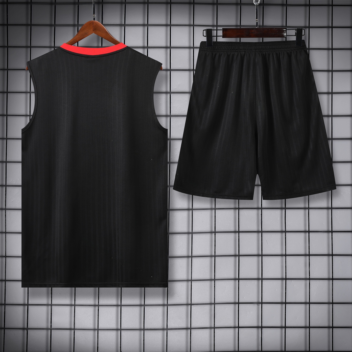Manchester United 25-26 Vest Training Set - Red Retro Logo Black Vest & Black Shorts - UnitedFutballJersey