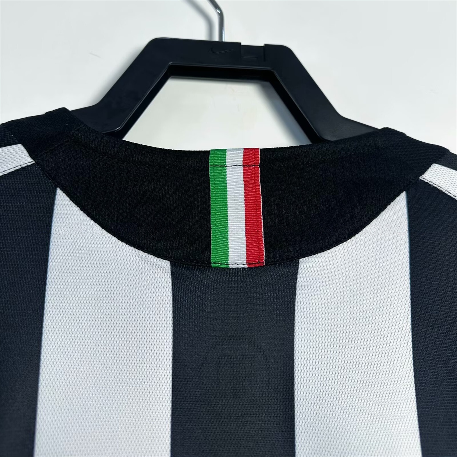 Retro Juventus 2005-06 Home Jersey - UnitedFutballJersey