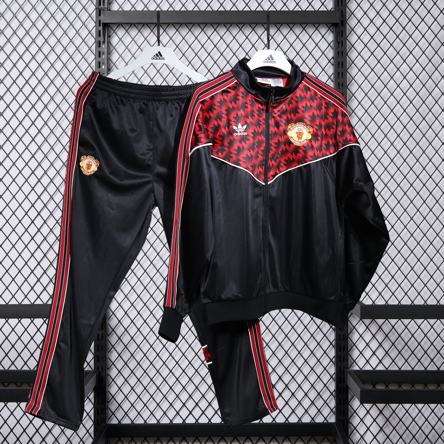 Manchester United 25-26 Training Set - Red Black Top and Black Pants - UnitedFutballJersey