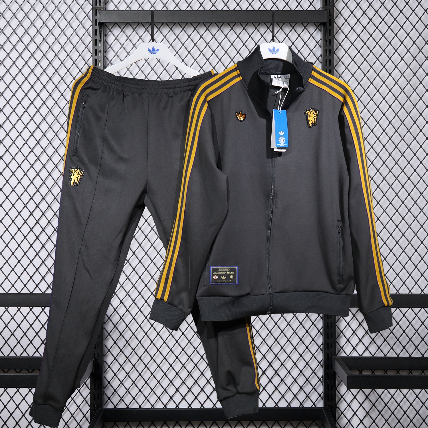Manchester United 25-26 Pure Color Training Set - Black Top and Black Pants - UnitedFutballJersey