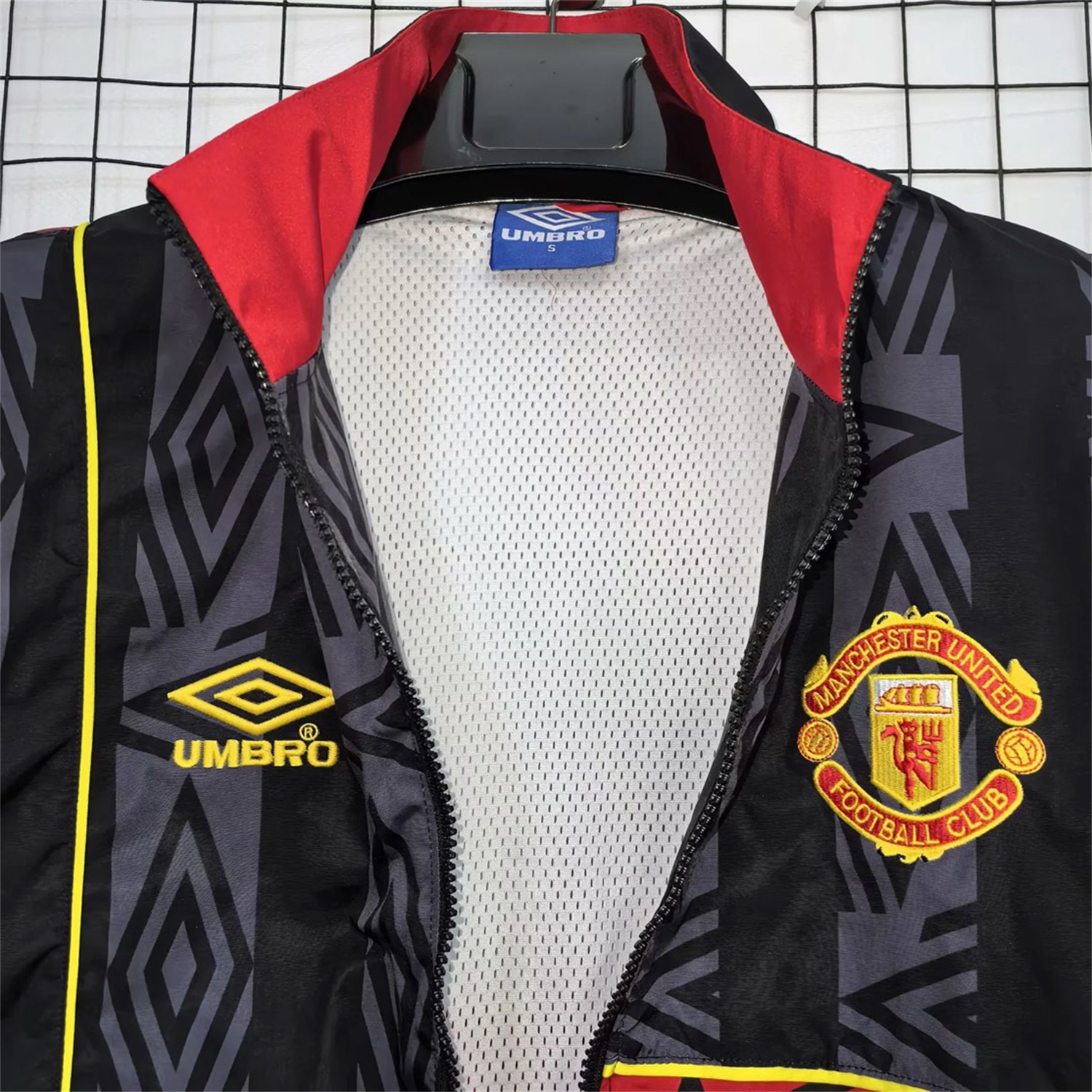 Retro Manchester United 1993-95 Black Windbreaker Jacket - UnitedFutballJersey
