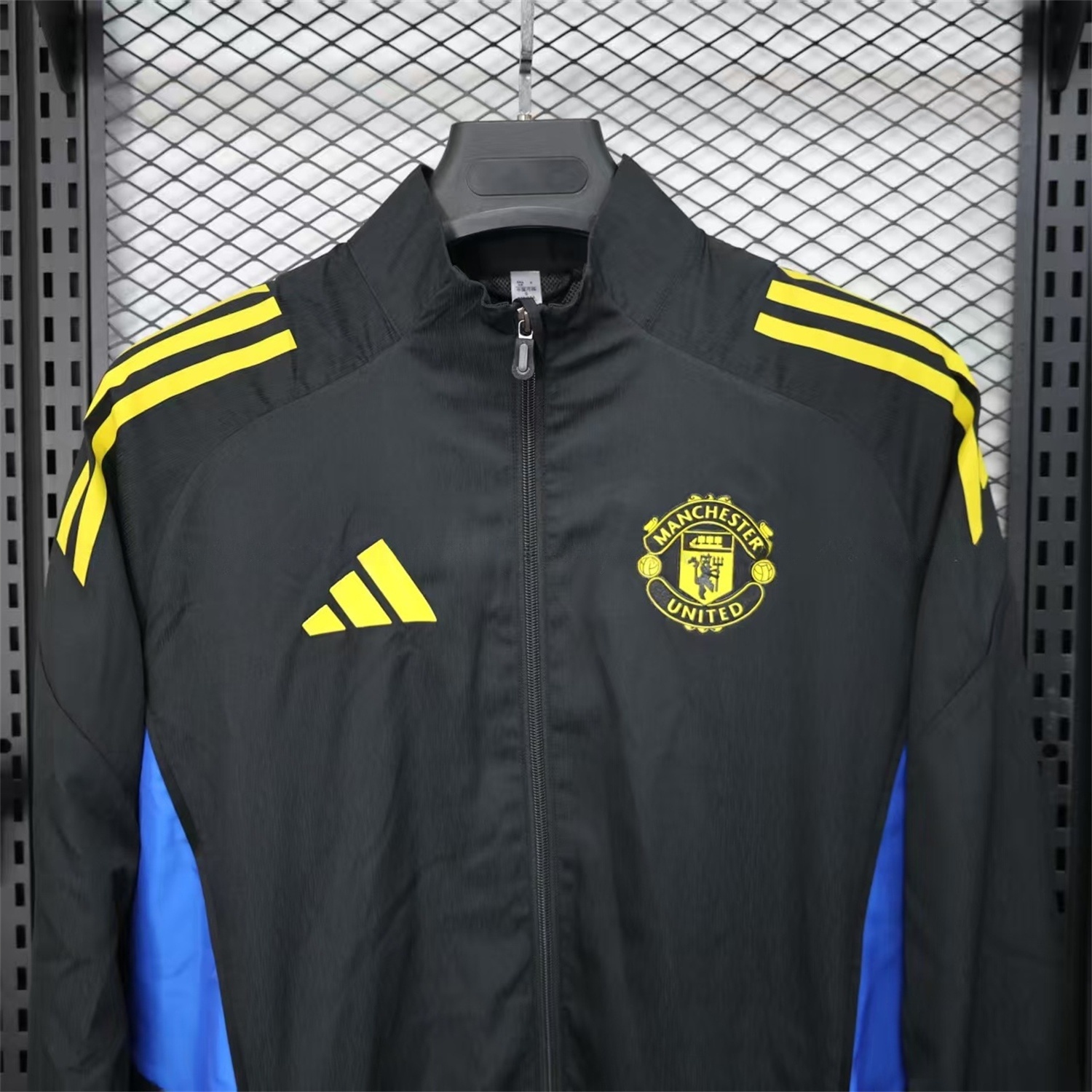 Manchester United 25-26 Black Windbreaker Jacket - UnitedFutballJersey