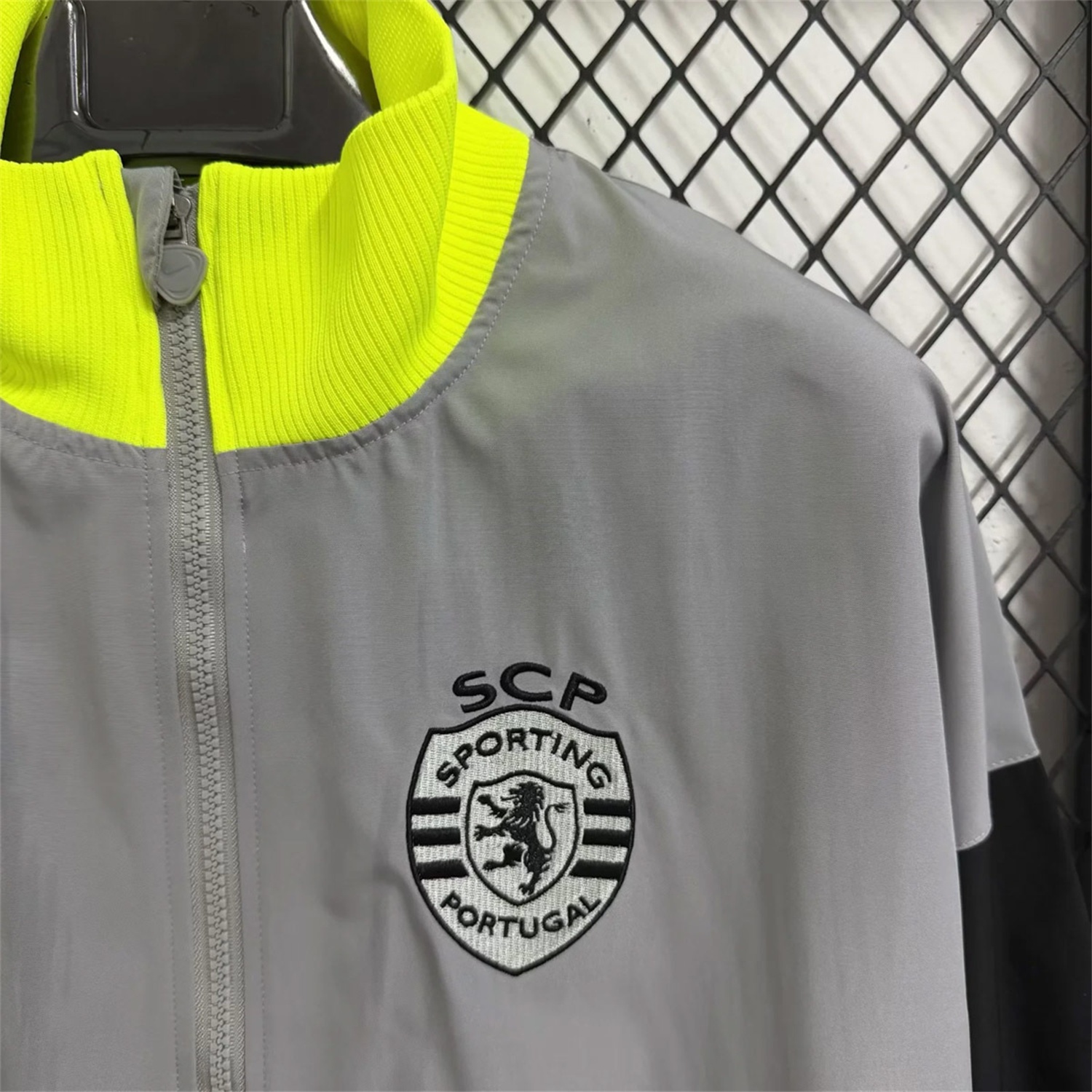 Sporting CP 25-26 Windbreaker Jacket - Grey - UnitedFutballJersey