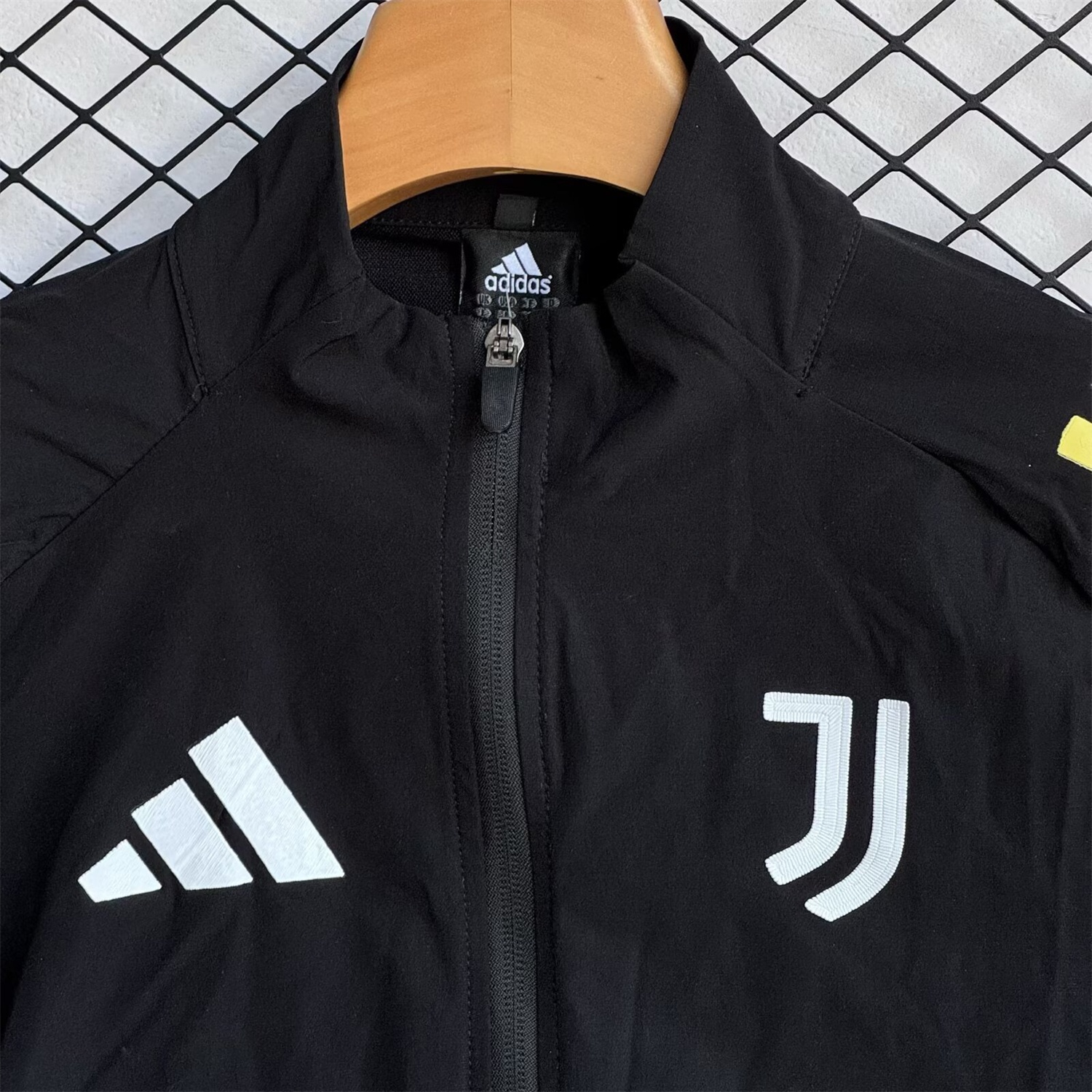 Juventus 25-26 Yellow Lines Windbreaker Training Set - Black Top and Pants - UnitedFutballJersey