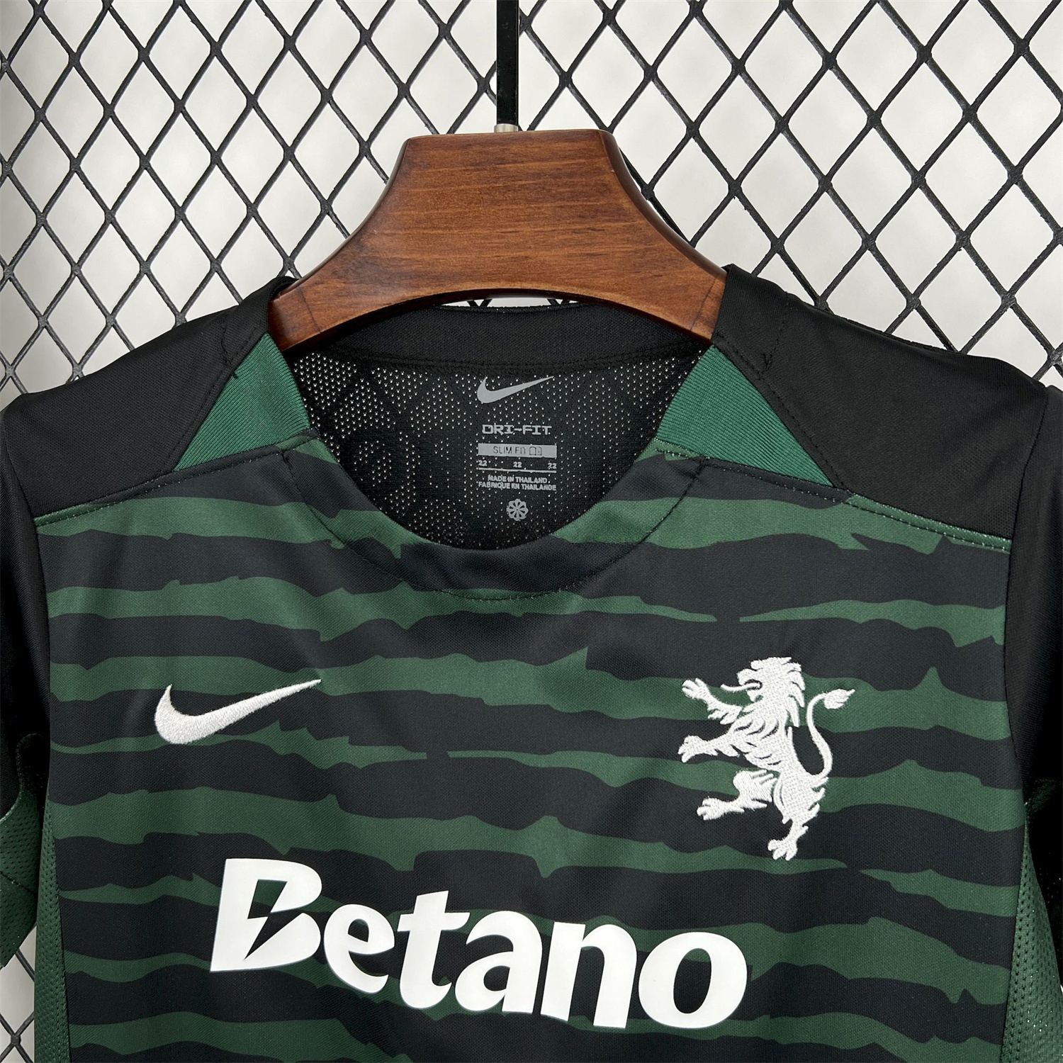 Sporting CP 25-26 Goalkeeper Green And Black Kids Kit - UnitedFutballJersey