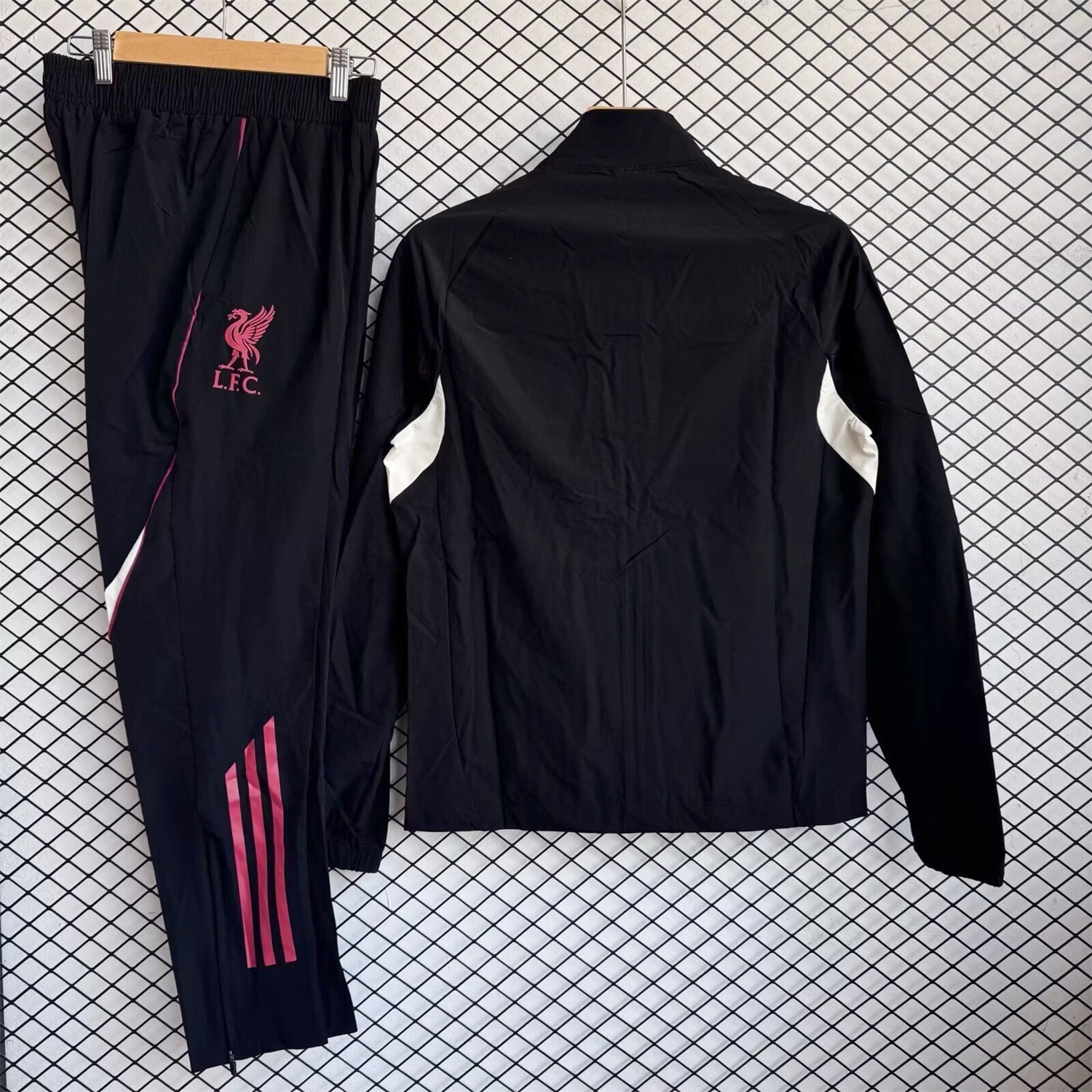 Liver.pool 25-26 Pink Logo Windbreaker Training Set - Black Top and Pants - UnitedFutballJersey
