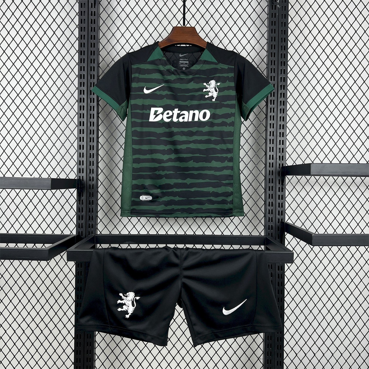 Sporting CP 25-26 Goalkeeper Green And Black Kids Kit - UnitedFutballJersey