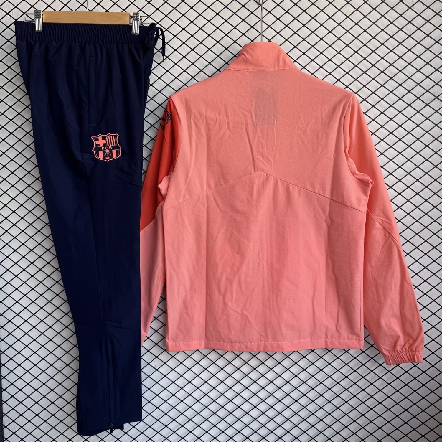 Barcelona 25-26 Windbreaker Training Set - Pink Top and Black Pants - UnitedFutballJersey