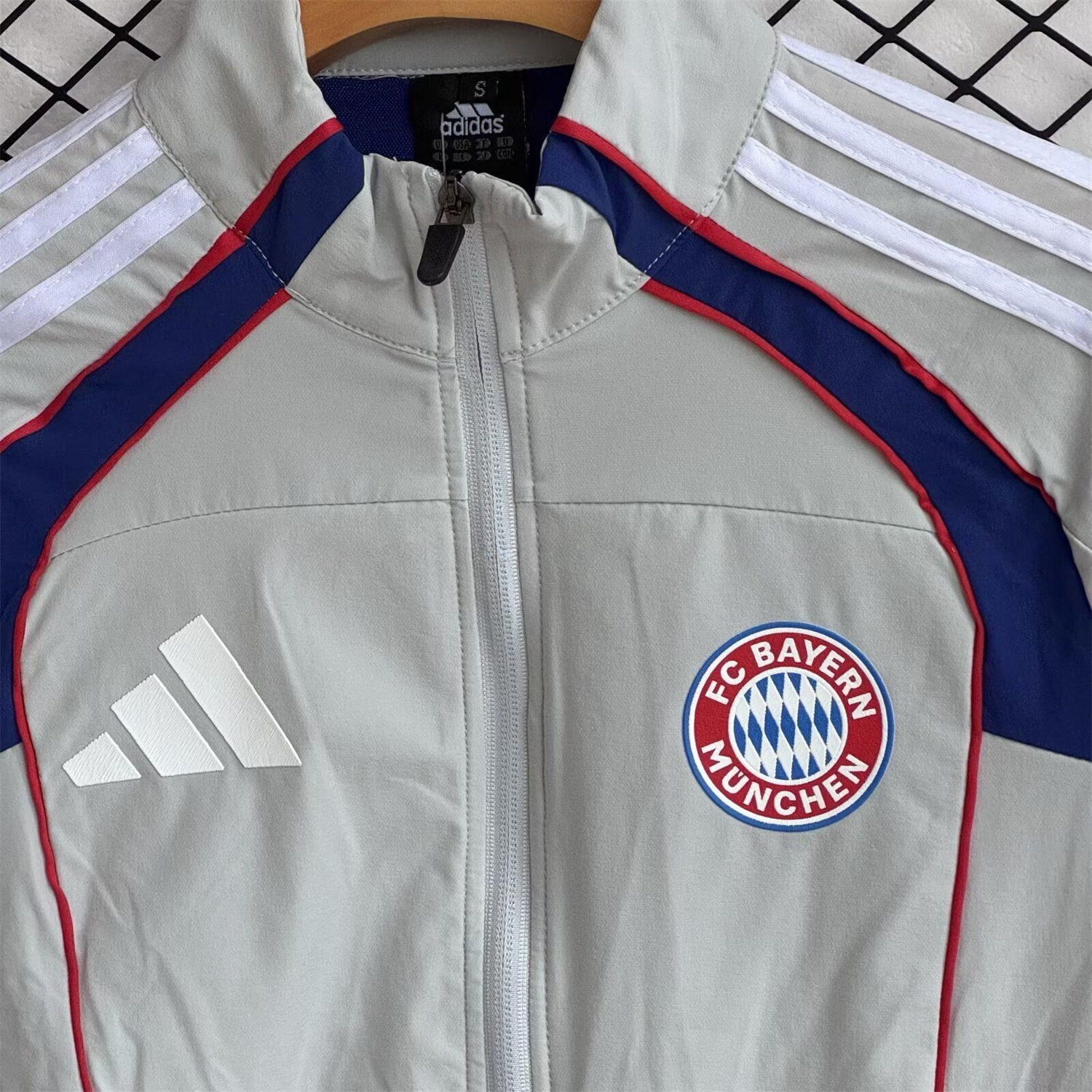 Bayern Munich 25-26 Red Lines Windbreaker Training Set - White Top and Pants - UnitedFutballJersey