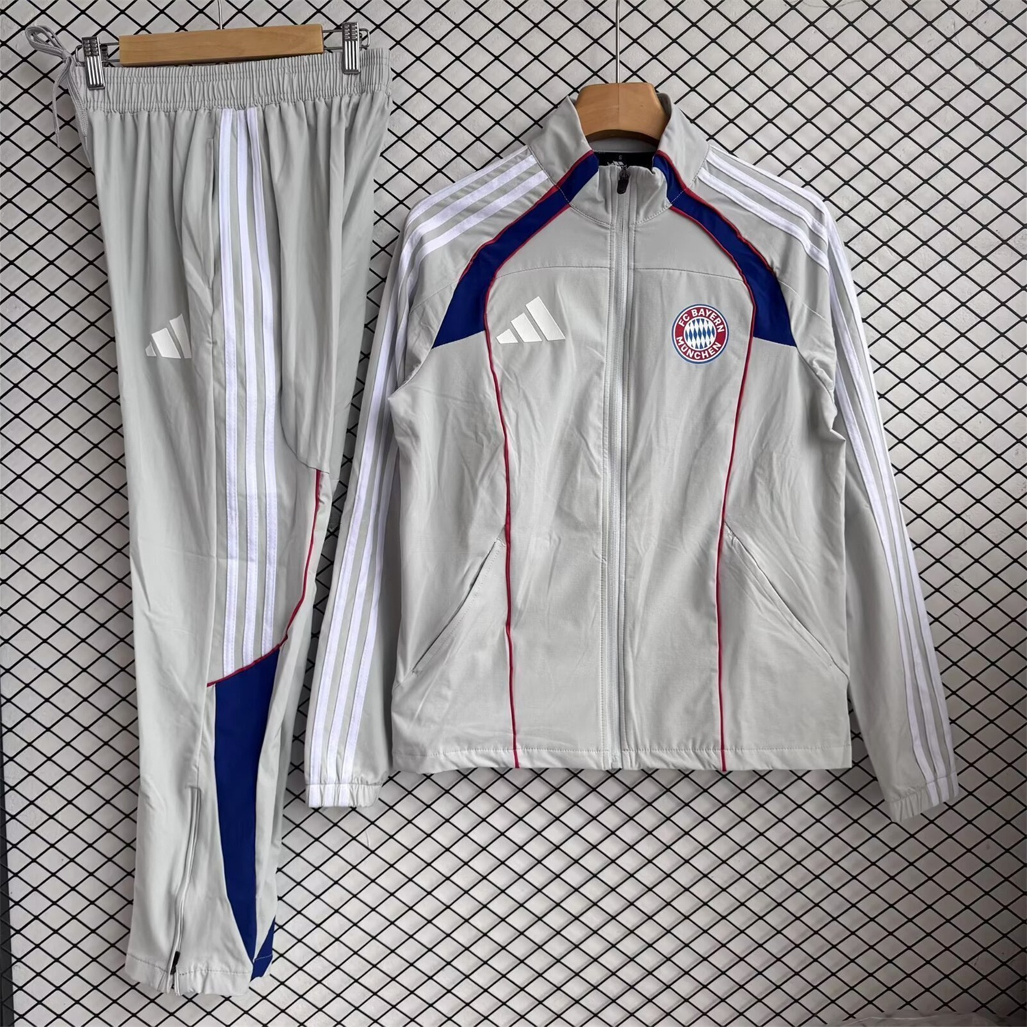 Bayern Munich 25-26 Red Lines Windbreaker Training Set - White Top and Pants - UnitedFutballJersey