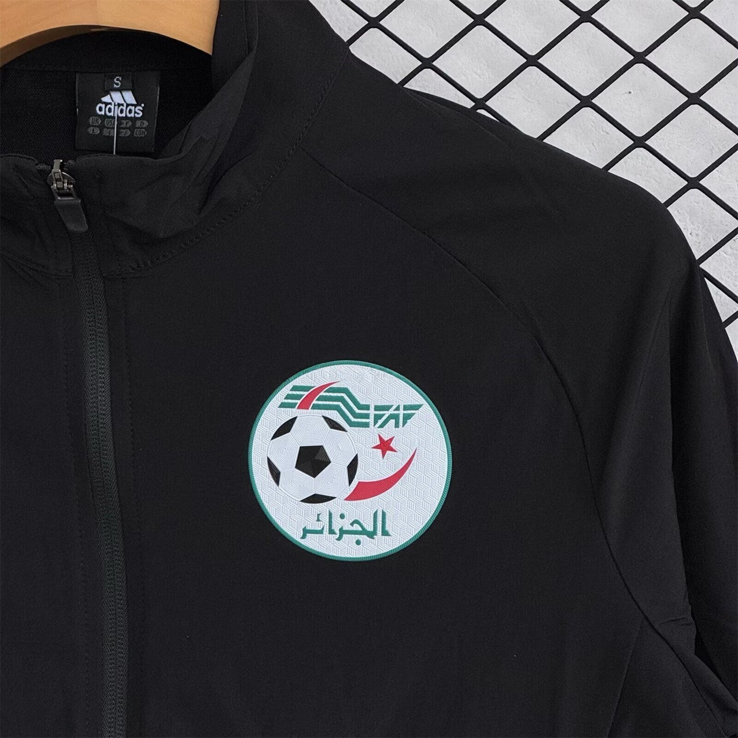 Algeria 25-26 Windbreaker Training Set - Black Top and Pants - UnitedFutballJersey