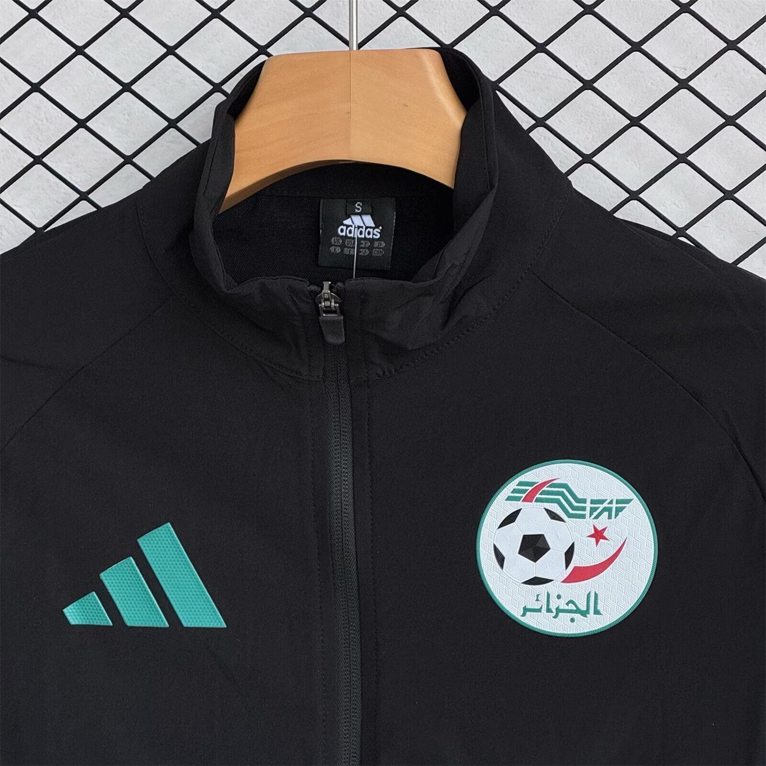 Algeria 25-26 Windbreaker Training Set - Black Top and Pants - UnitedFutballJersey