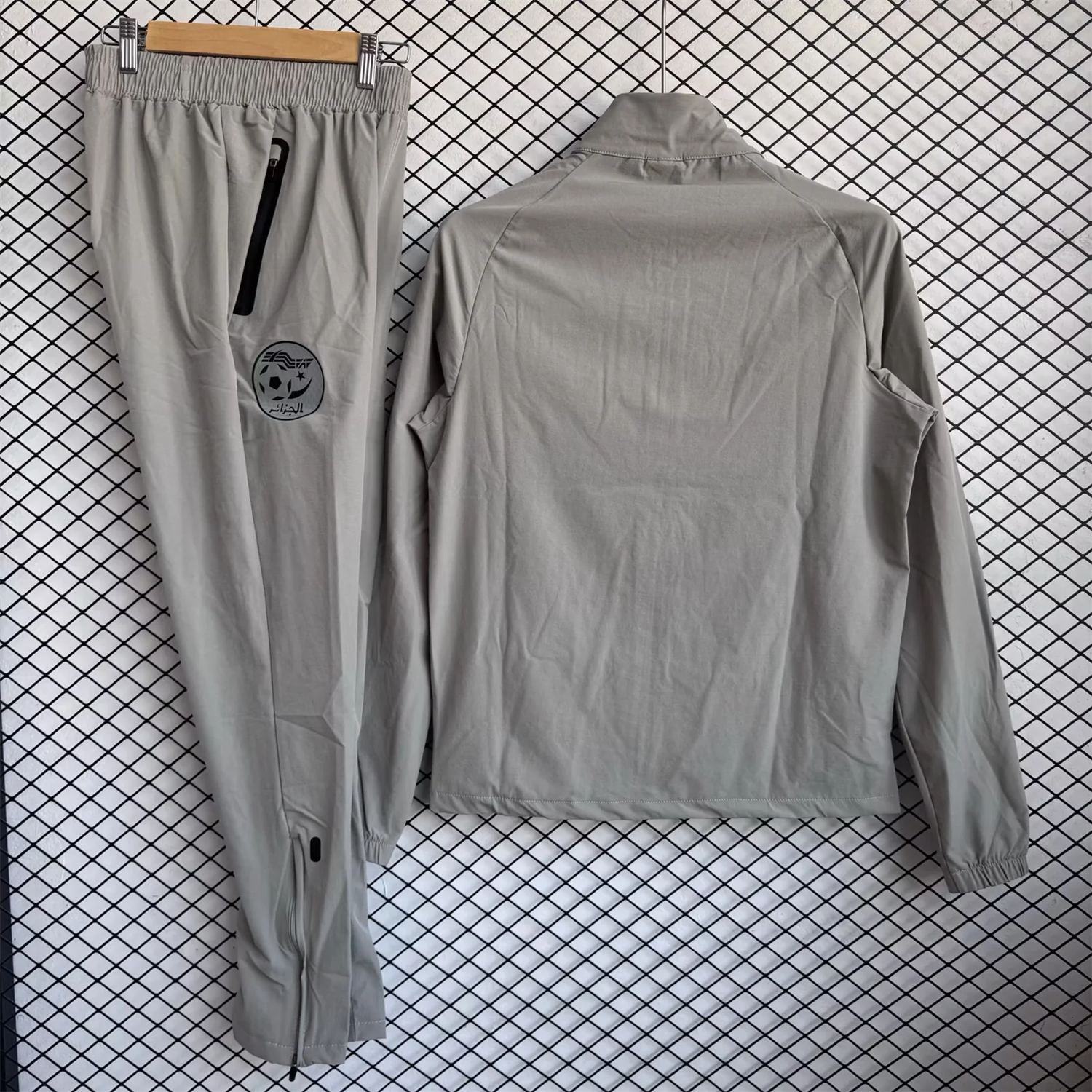 Algeria 25-26 Windbreaker Training Set - Grey Top and Pants - UnitedFutballJersey