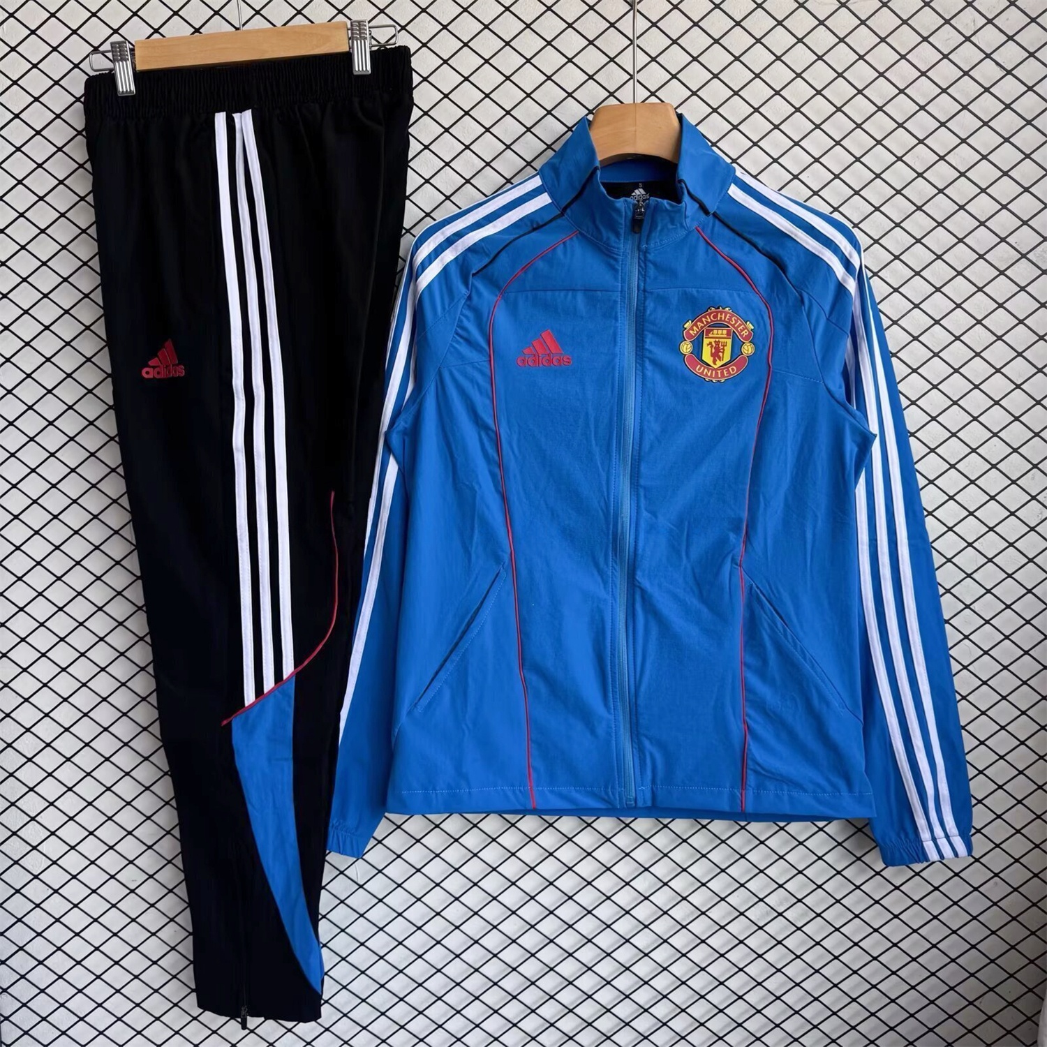 Manchester United 25-26 Windbreaker Training Set - Blue Top and Black Pants - UnitedFutballJersey