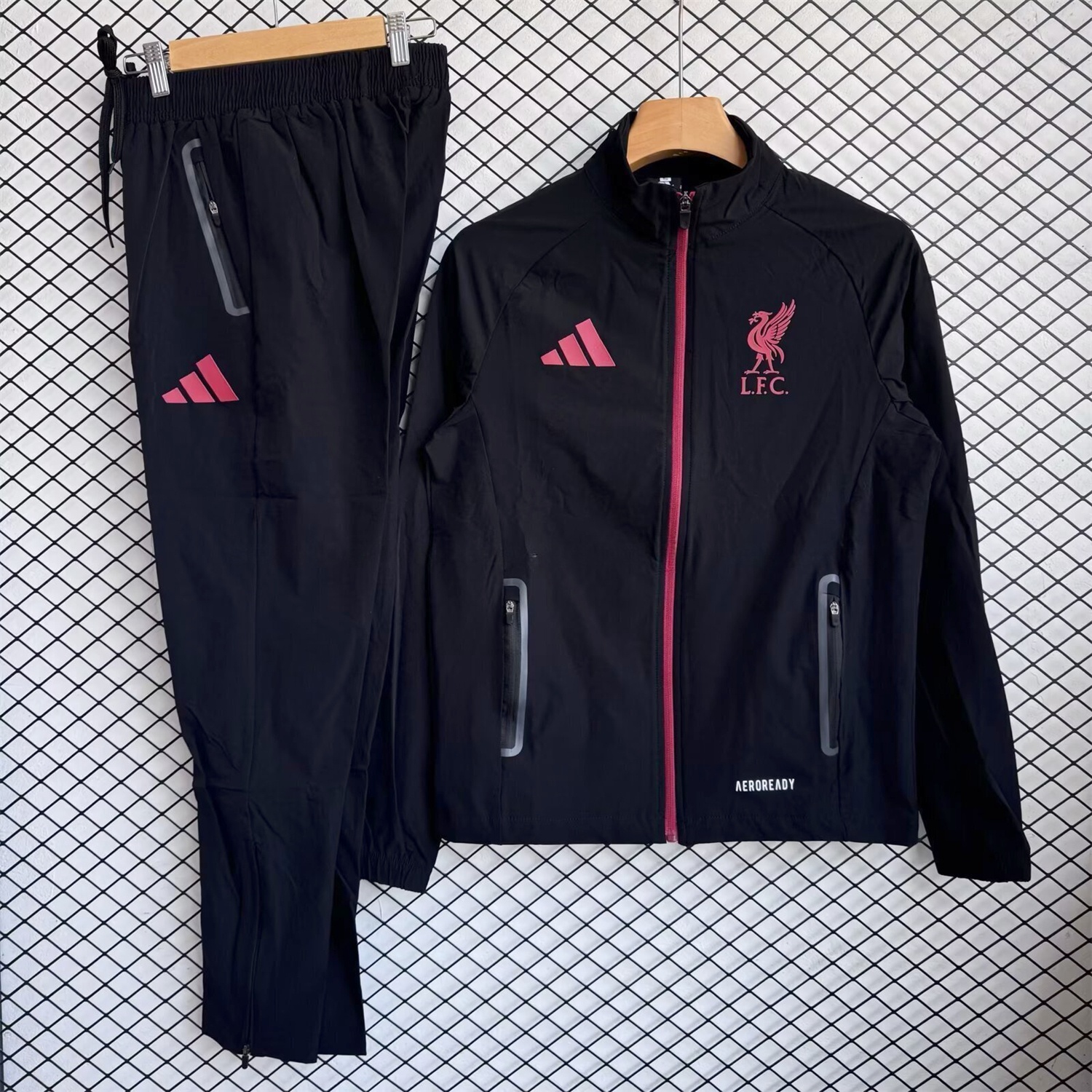 Liver.pool 25-26 Red Logo Windbreaker Training Set - Black Top and Pants - UnitedFutballJersey