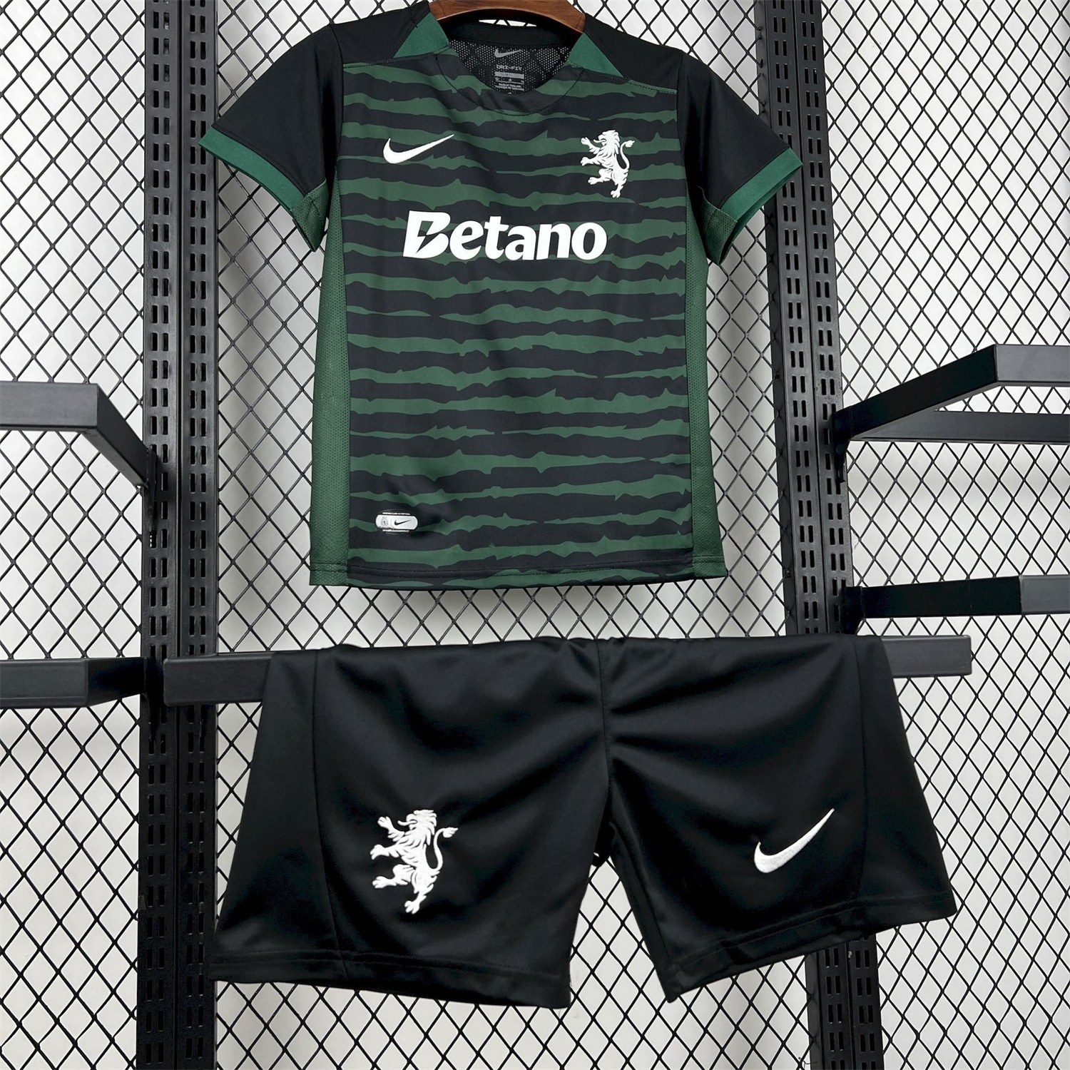 Sporting CP 25-26 Goalkeeper Green And Black Kids Kit - UnitedFutballJersey