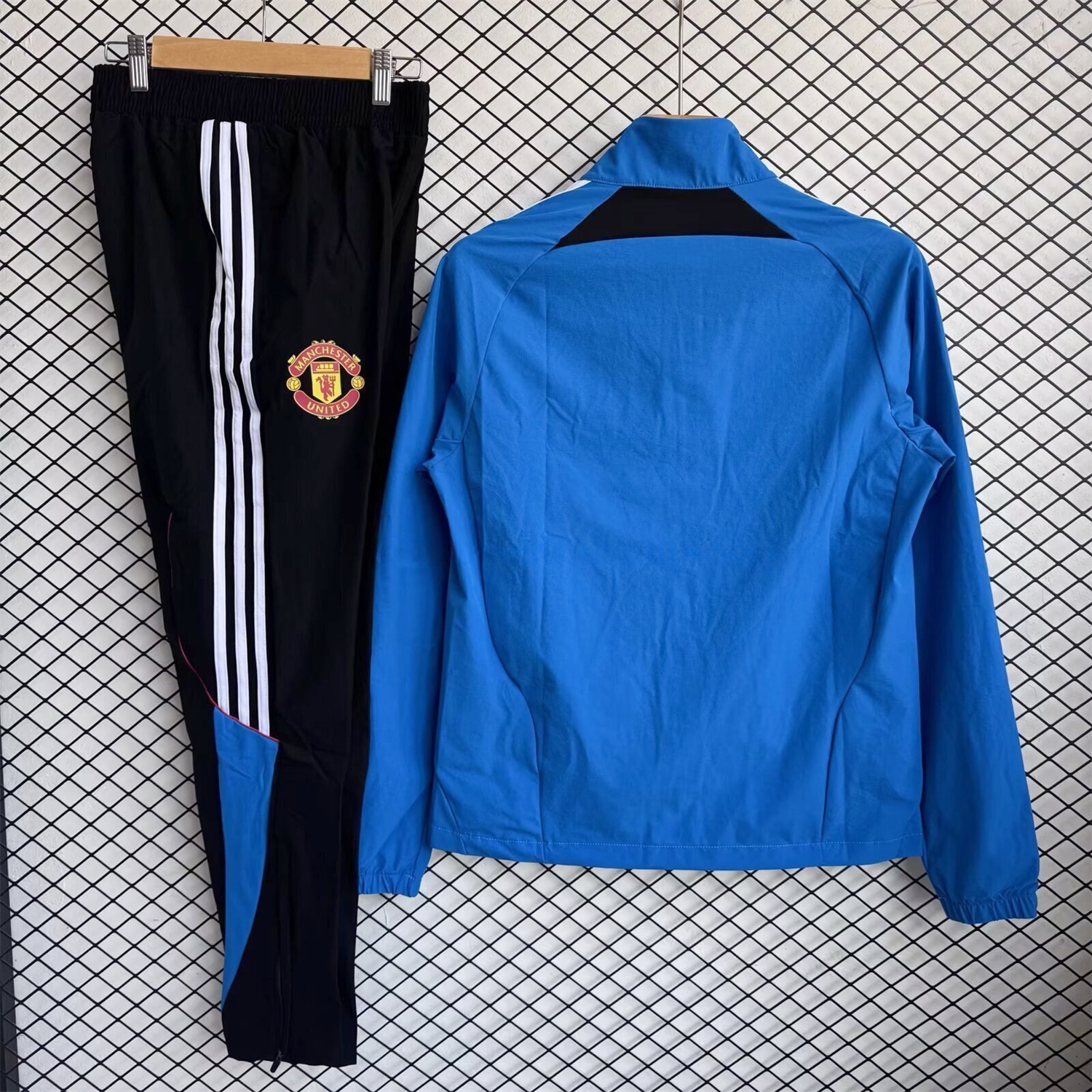 Manchester United 25-26 Windbreaker Training Set - Blue Top and Black Pants - UnitedFutballJersey