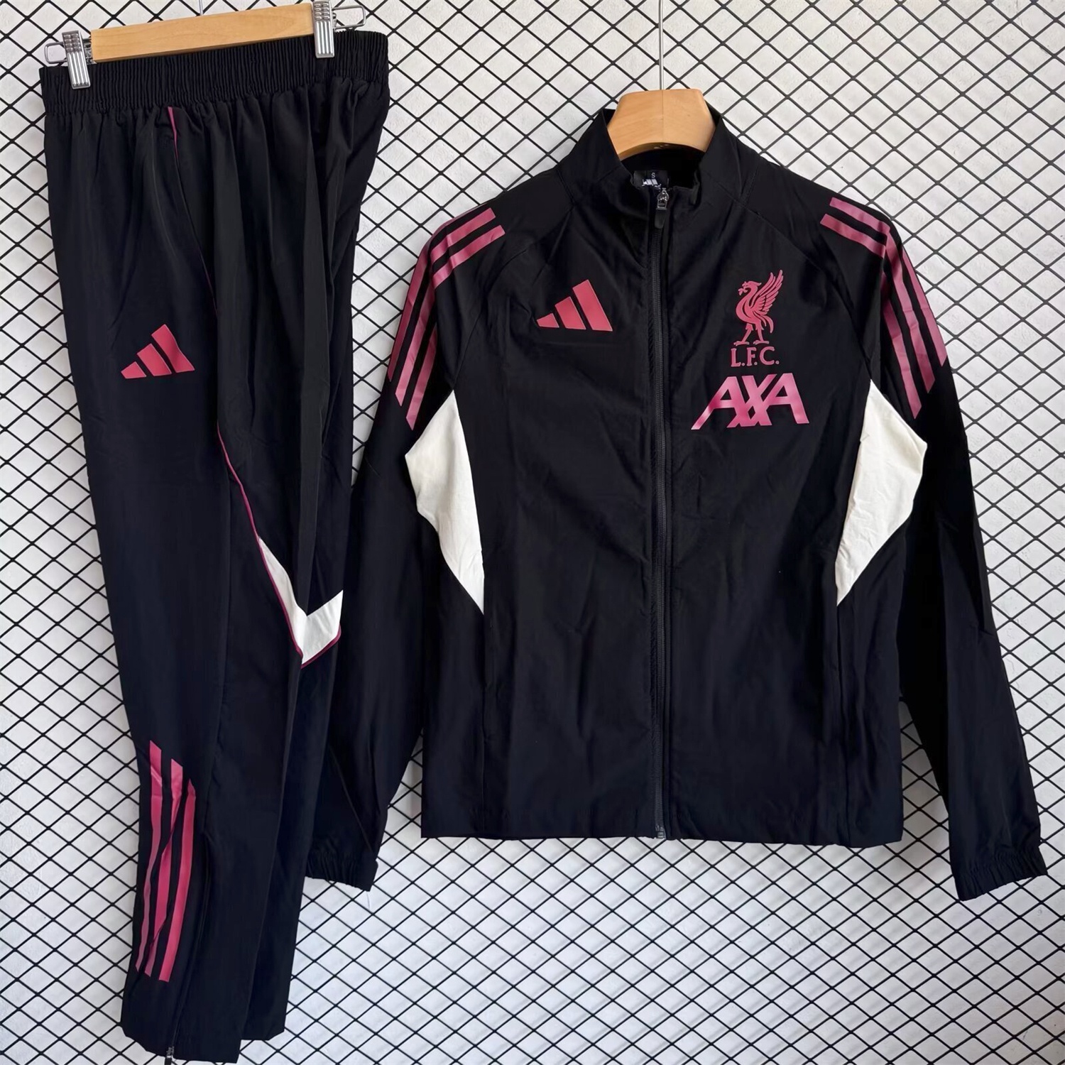 Liver.pool 25-26 Pink Logo Windbreaker Training Set - Black Top and Pants - UnitedFutballJersey
