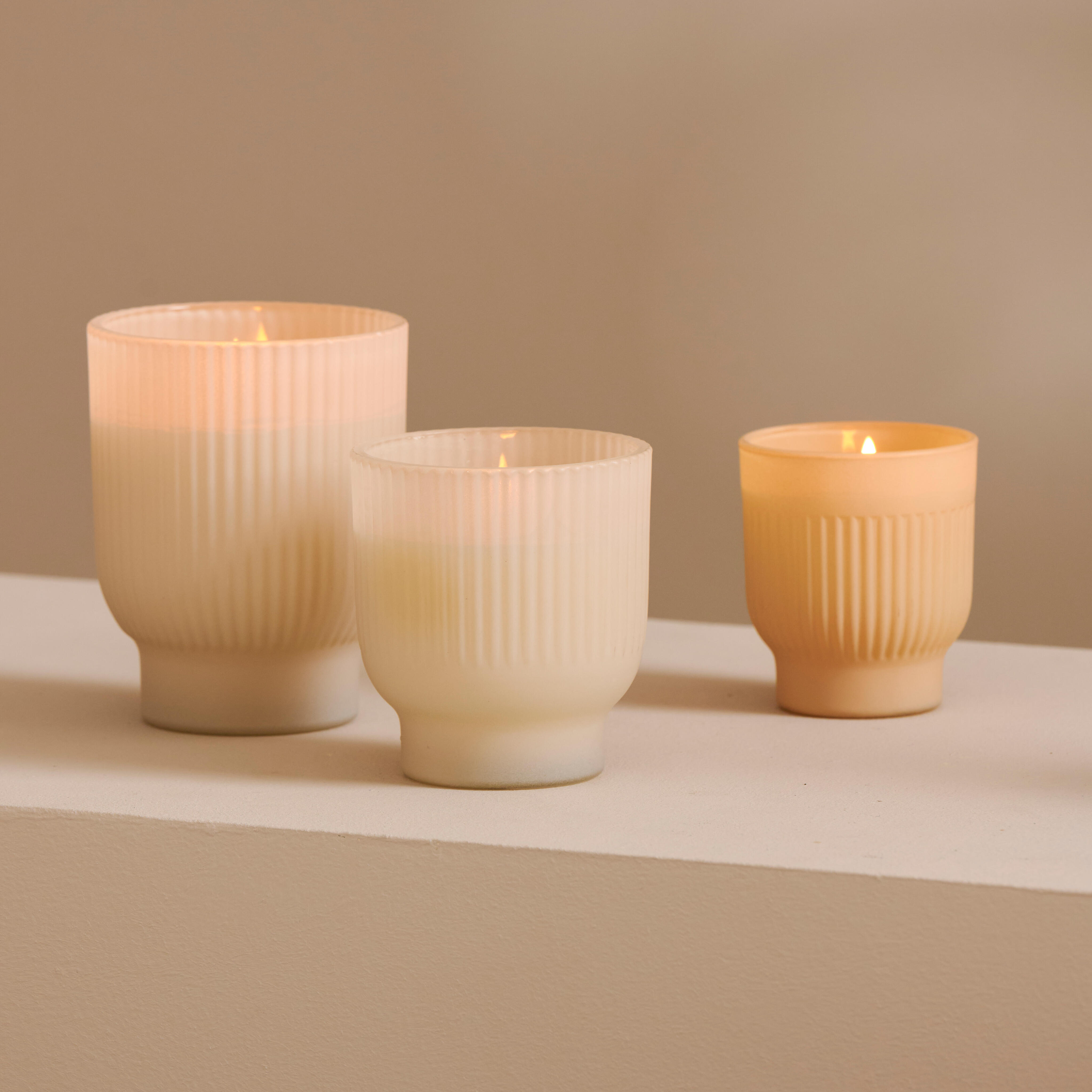 MONA Geurkaars crèmeH 10 cm - Ø 9 cm