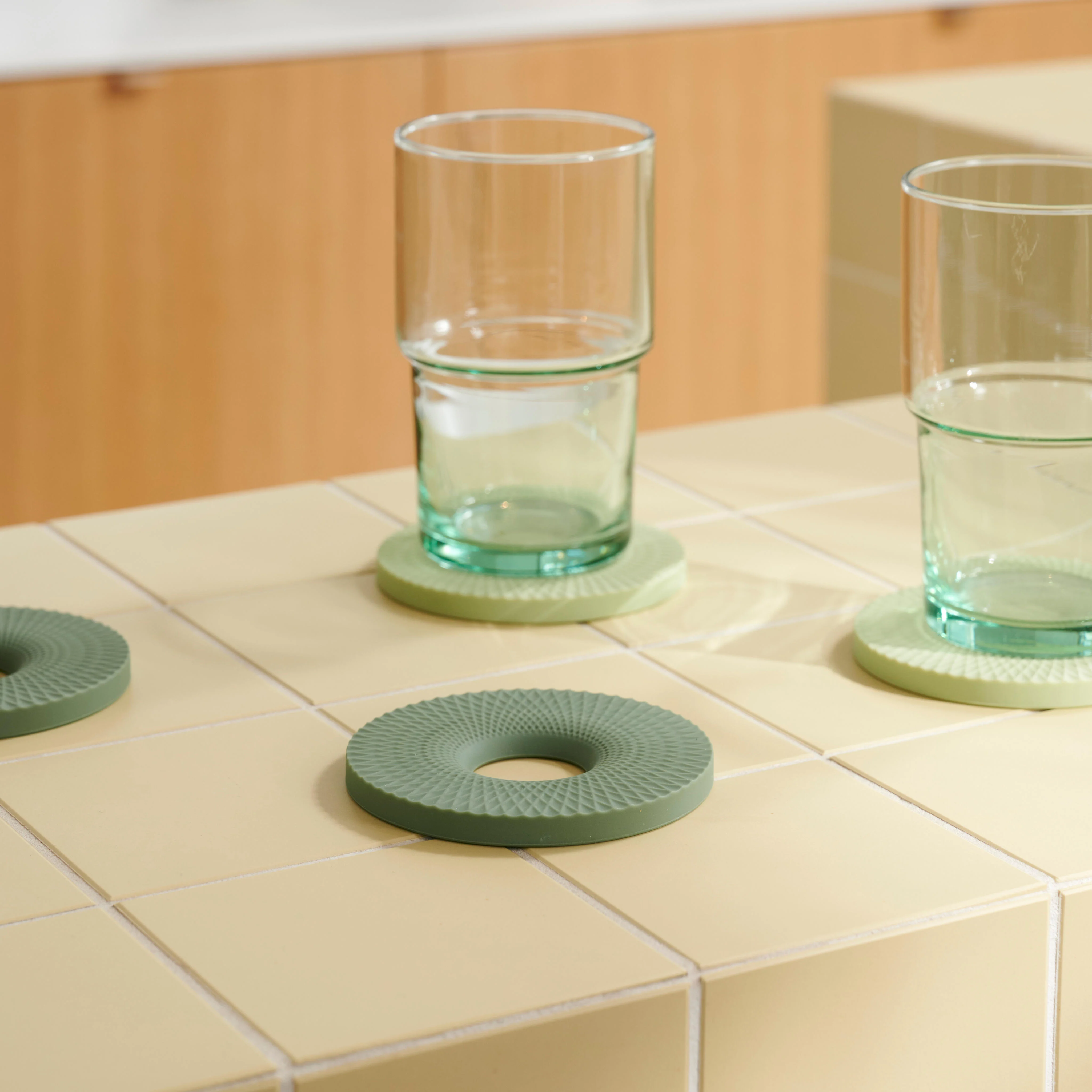 CUISINO Glasonderzetters set van 4 2 kleuren munt, donkergroenH 0,8 x B 9,5 x D 9,5 cm