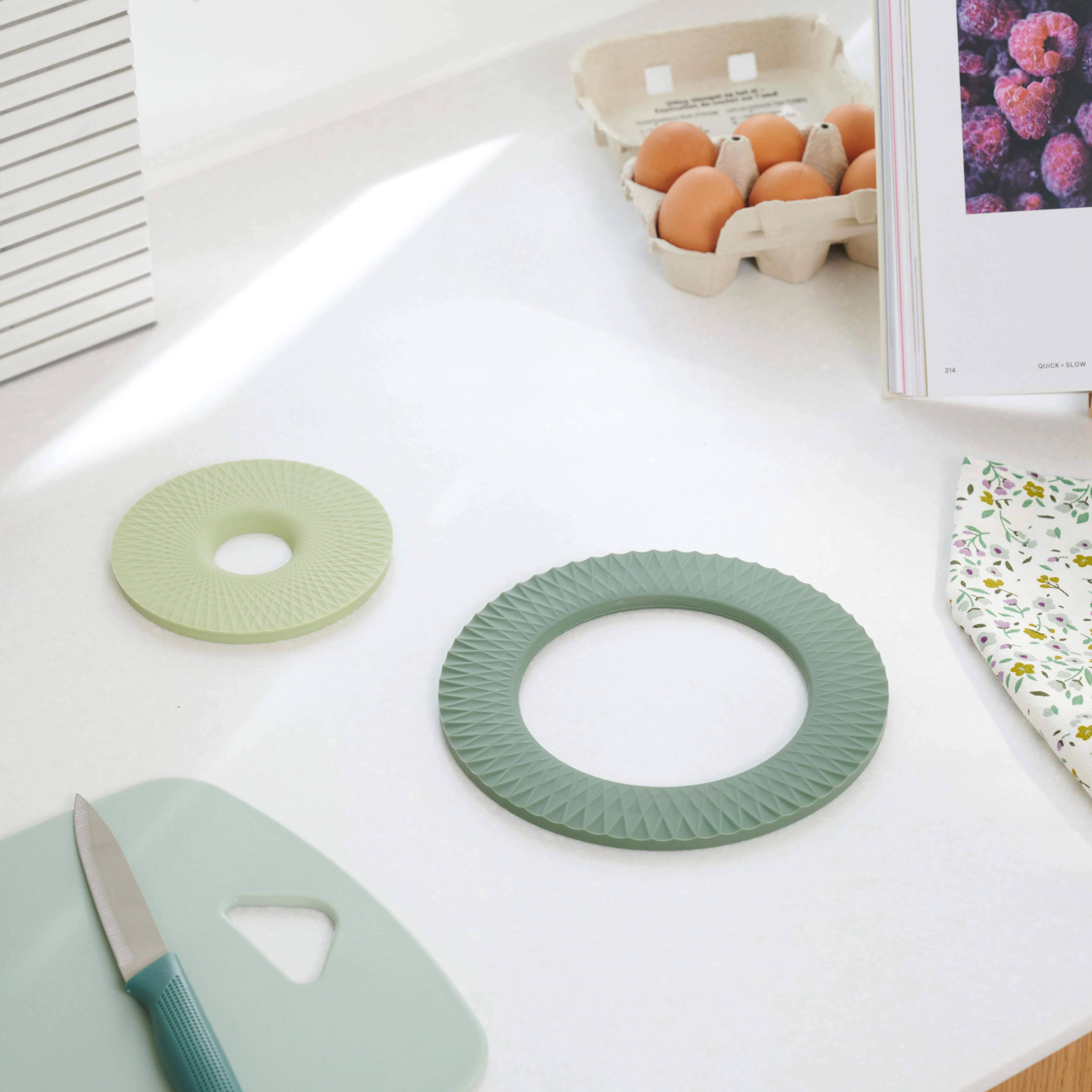 CUISINO Panonderzetters set van 2 2 kleuren munt, donkergroenB 0,8 cm - Ø 12,8 cm - Ø 20 cm