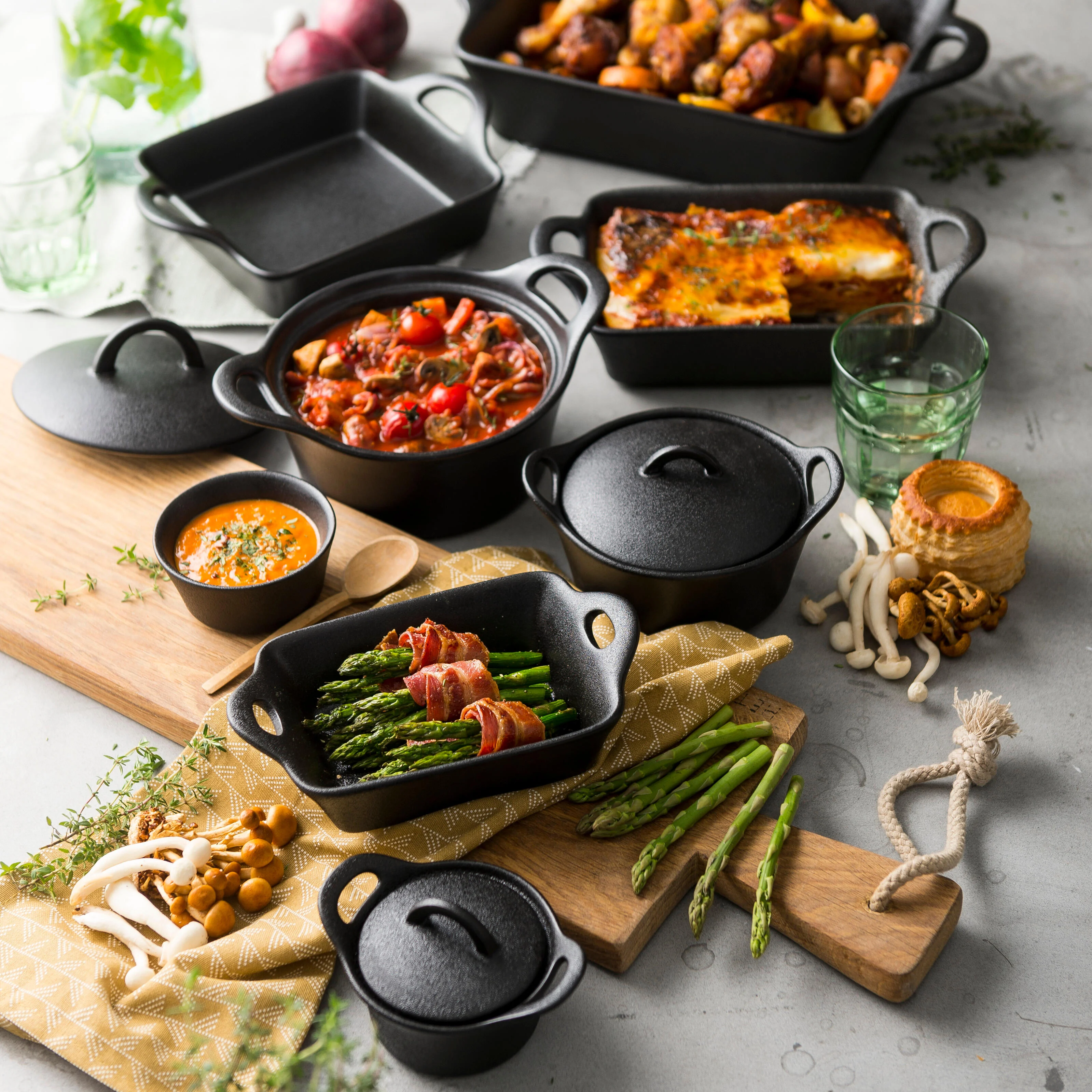 FERO Ovenpot met deksel 80 CL zwartH 9 cm - Ø 23,5 cm