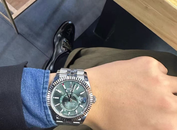 Rolex  Sky-Dweller 42mm 336934-0008 Stainless Steel Black Dial Oyster photo review