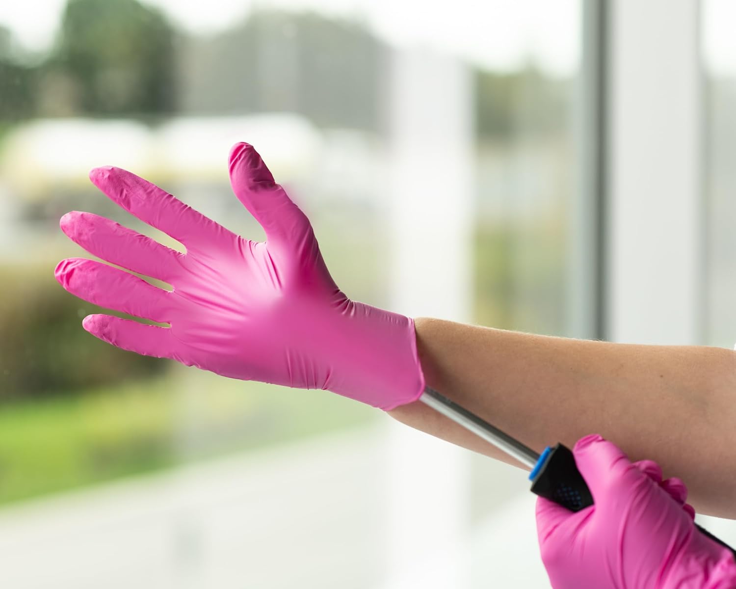 FRAMAR Pink Gloves Disposable Latex Free – Pink Nitrile Gloves Medium, Latex Free Gloves Medium, Plastic Gloves Disposable, Guantes de Nitrilo, Cleaning Gloves Medium, Non Latex Gloves