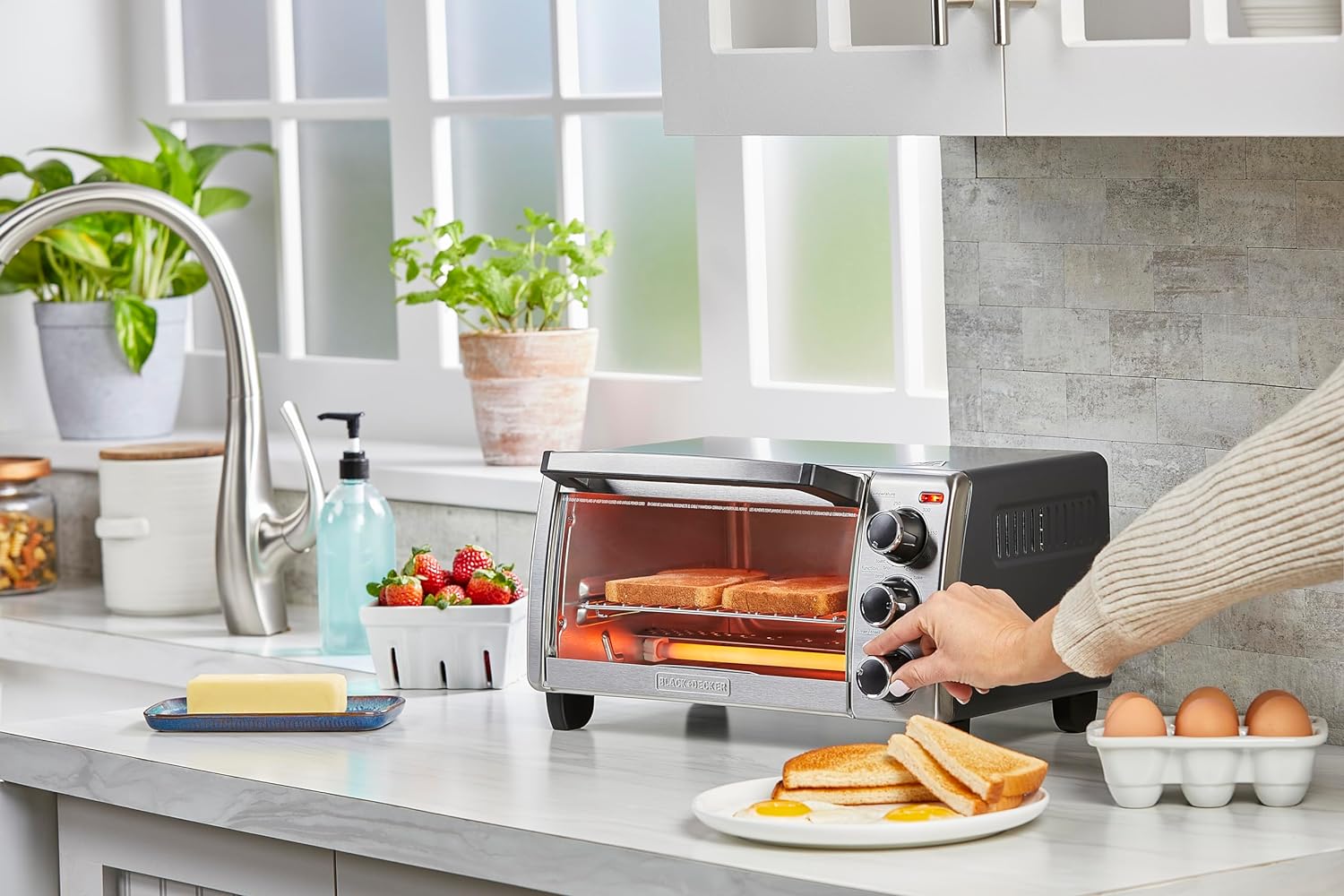 BLACK+DECKER 4-Slice Toaster Oven, TO1313SBD, Even Toast, 4 Cooking Functions Bake, Broil, Toast and Keep Warm, Removable Crumb Tray, Timer