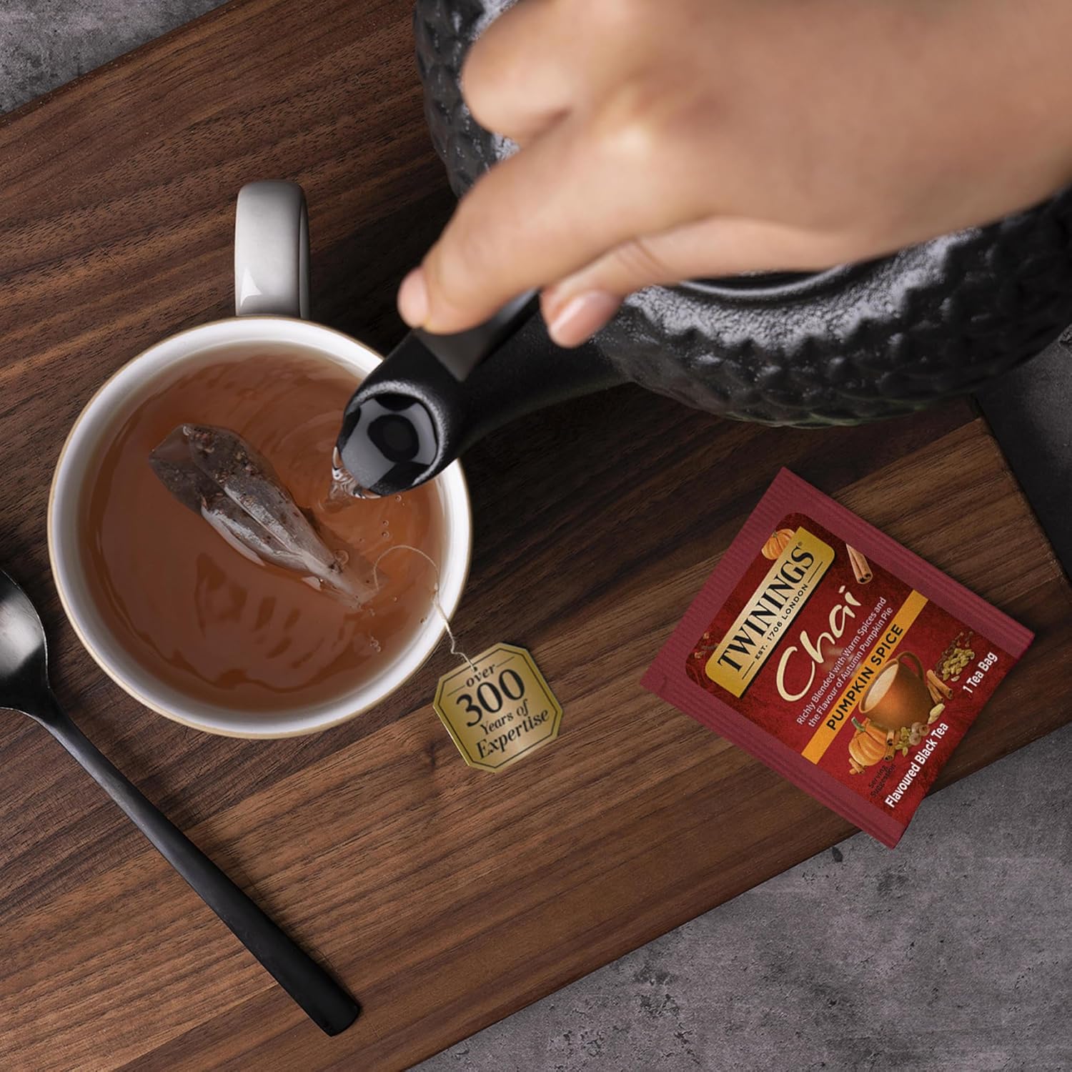 Twinings English Breakfast Black Tea Individually Wrapped Bags, 100 Count (Pack of 1), Smooth, Flavourful, and Robust, Caffeinated, Enjoy Hot or Iced | Packaging May Vary