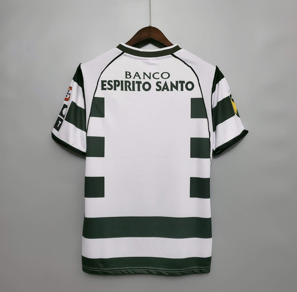 Back of the Sporting Lisbon short sleeve shirt, with a white unnumbered centre panel, dark green BANCO ESPIRITO SANTO lettering, green hoops and dark cuff edging
