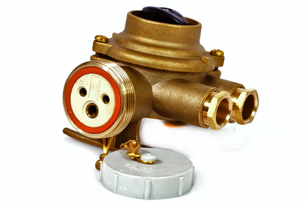 792887-RECEPTACLE W/SWITCH WATERTIGHT, 3PIN HNA CAST BRASS Watertight marine use plug & receptacle with switch. Rated capacity is 250V, 10 amp. Available in cast brass or synthetic resin main body.