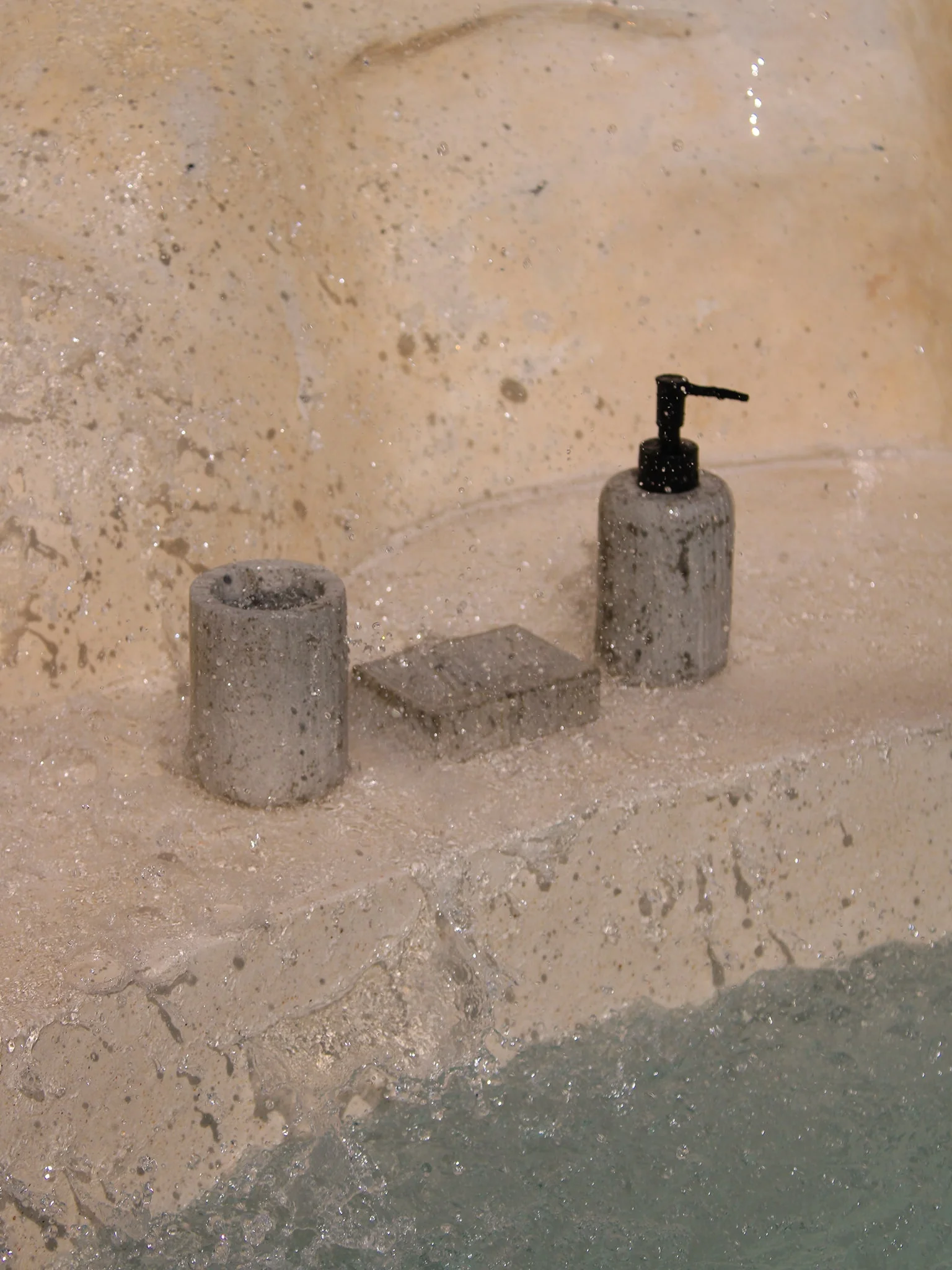 Watu Toothbrush Holder